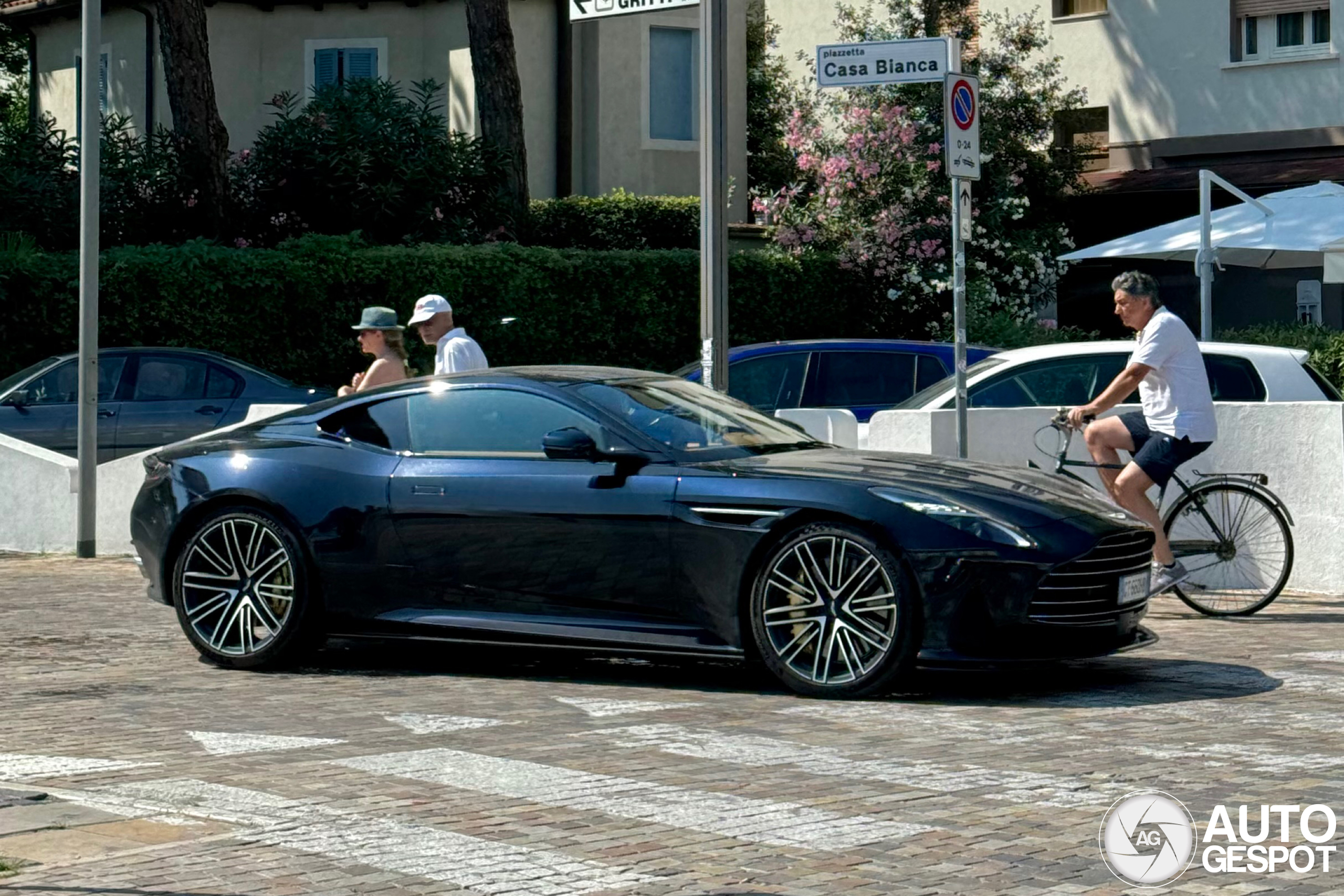 Aston Martin DB12