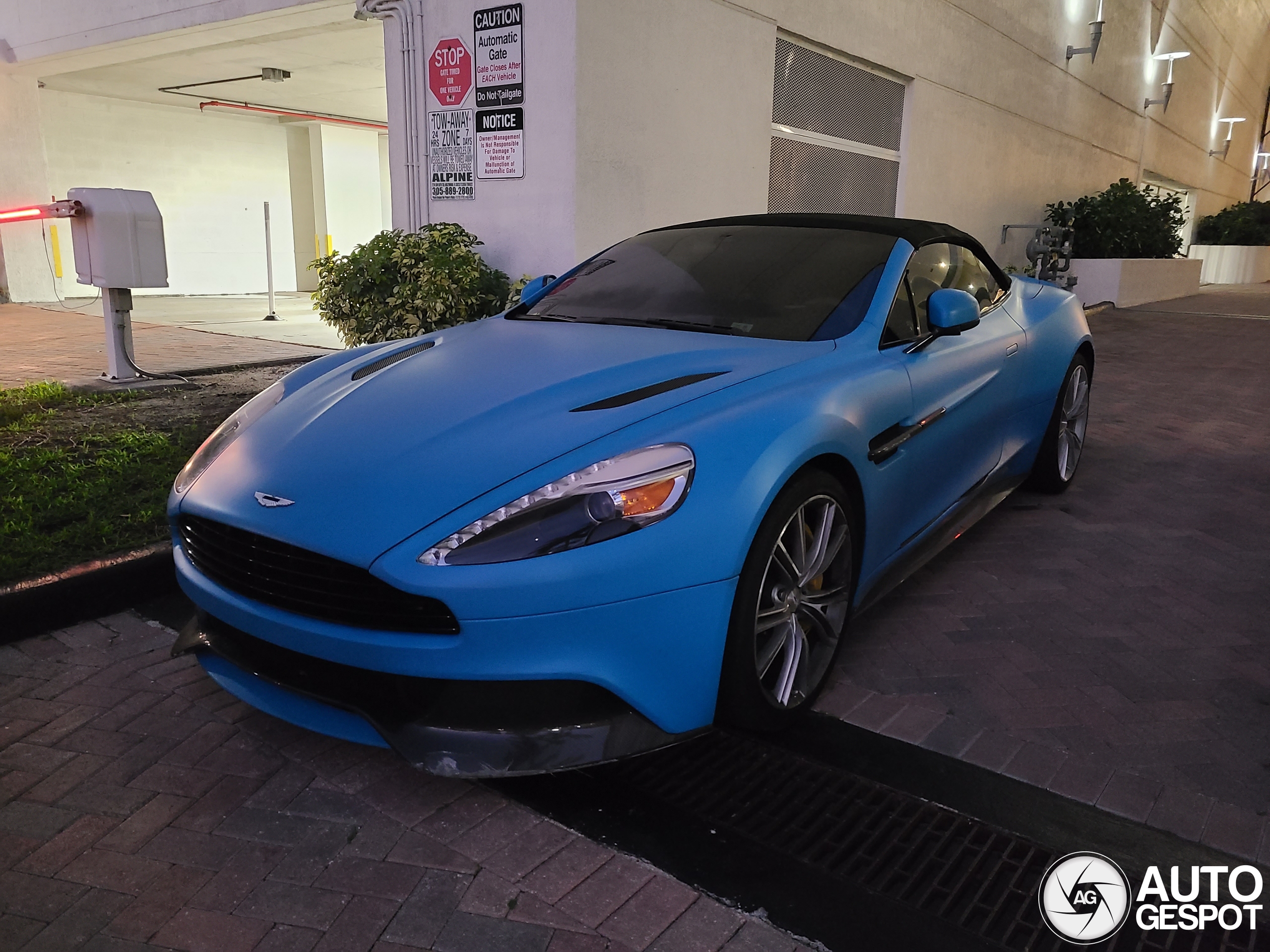 Aston Martin Vanquish S Volante 2017