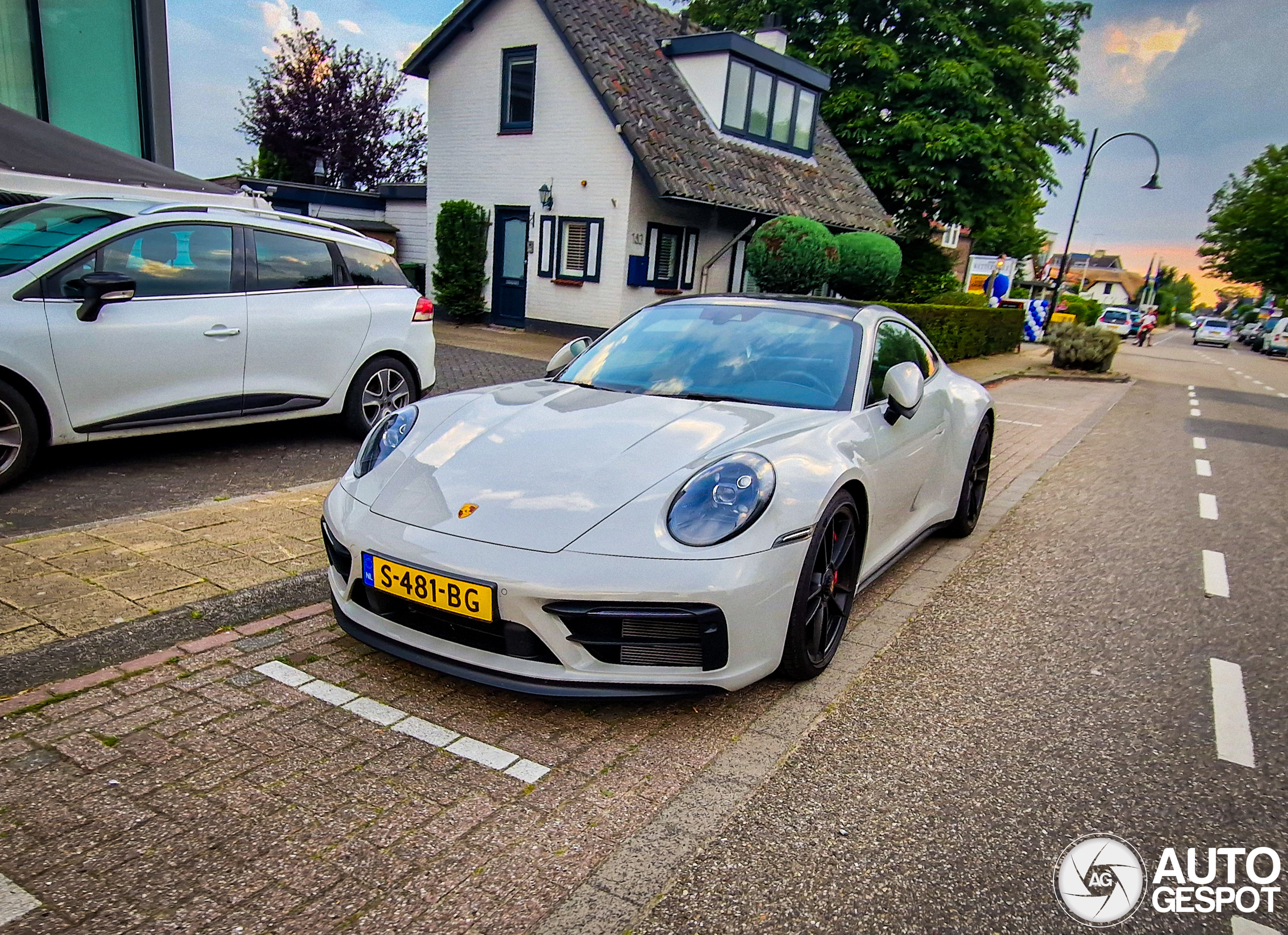 Porsche 992 Carrera 4 GTS