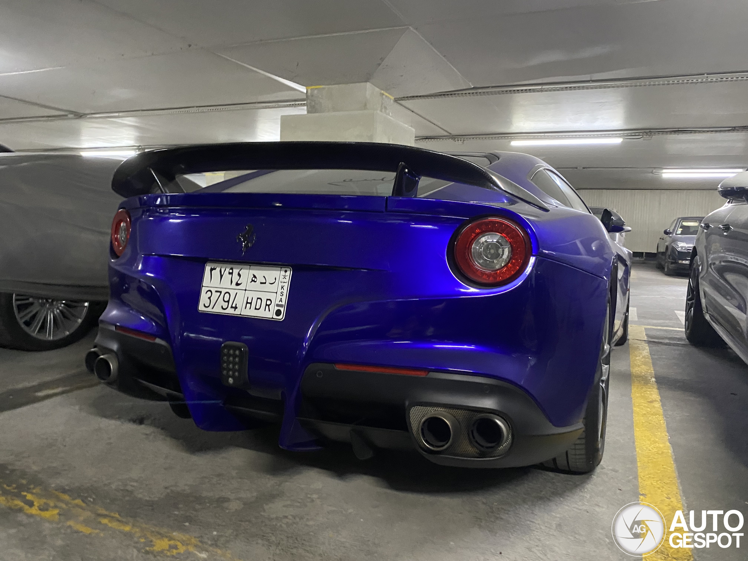 Fraaie Ferrari F12 wacht op zijn baasje