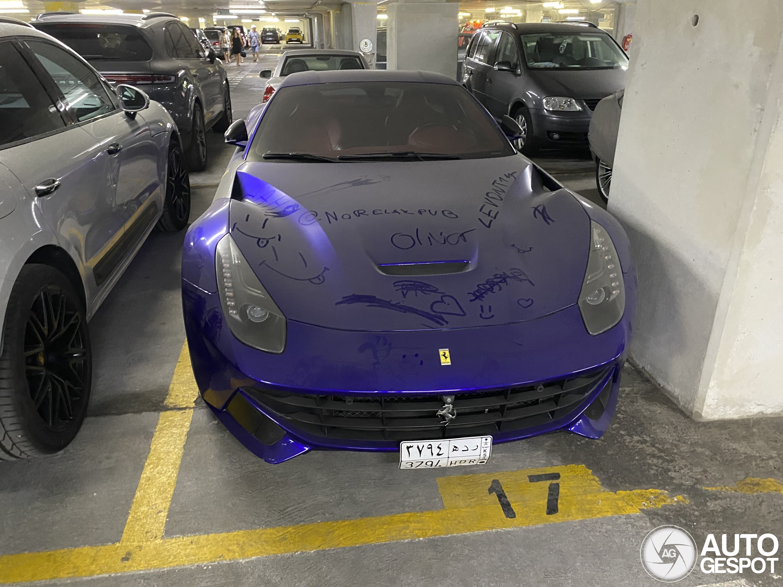 Fraaie Ferrari F12 wacht op zijn baasje