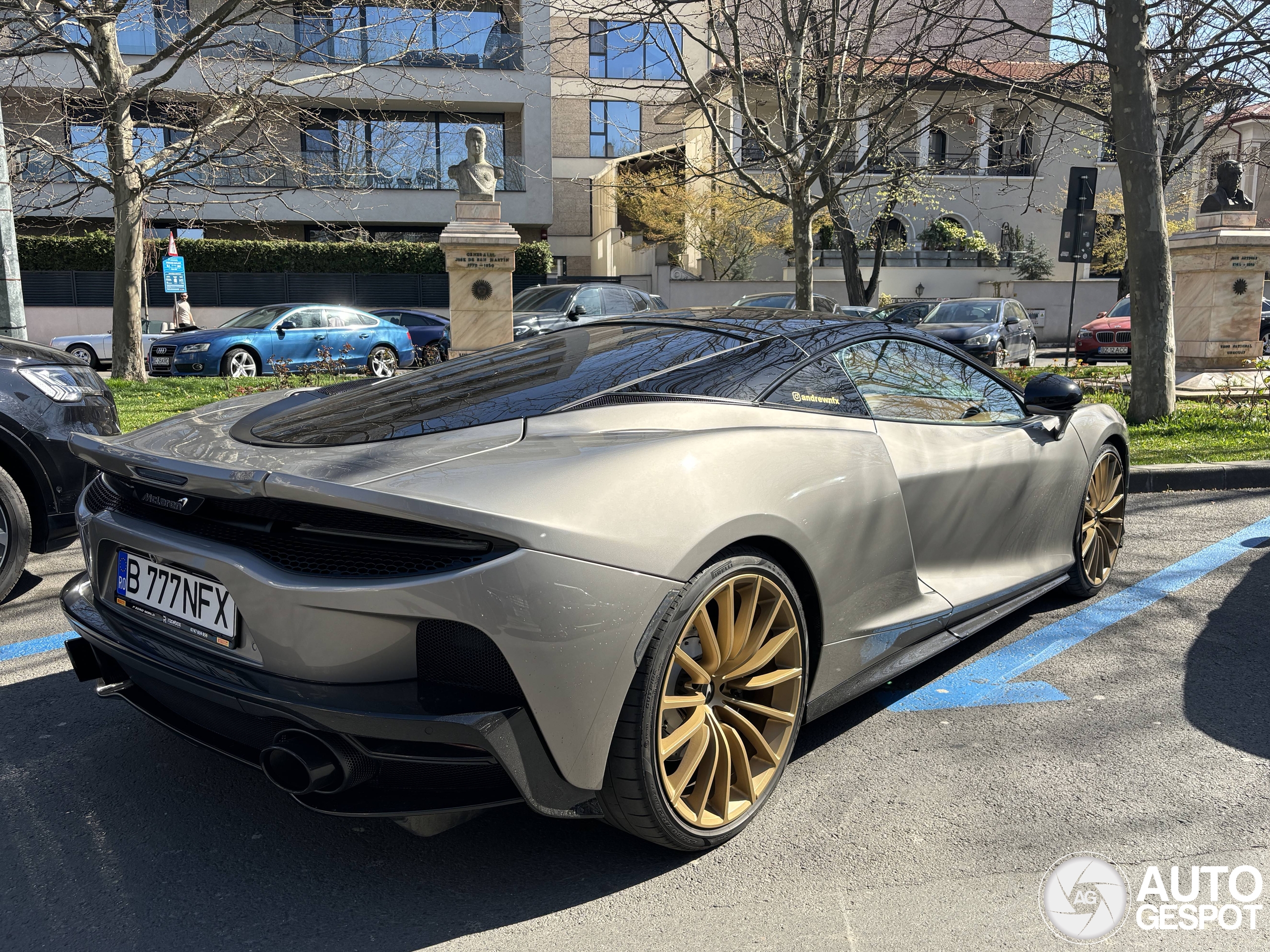 McLaren GT