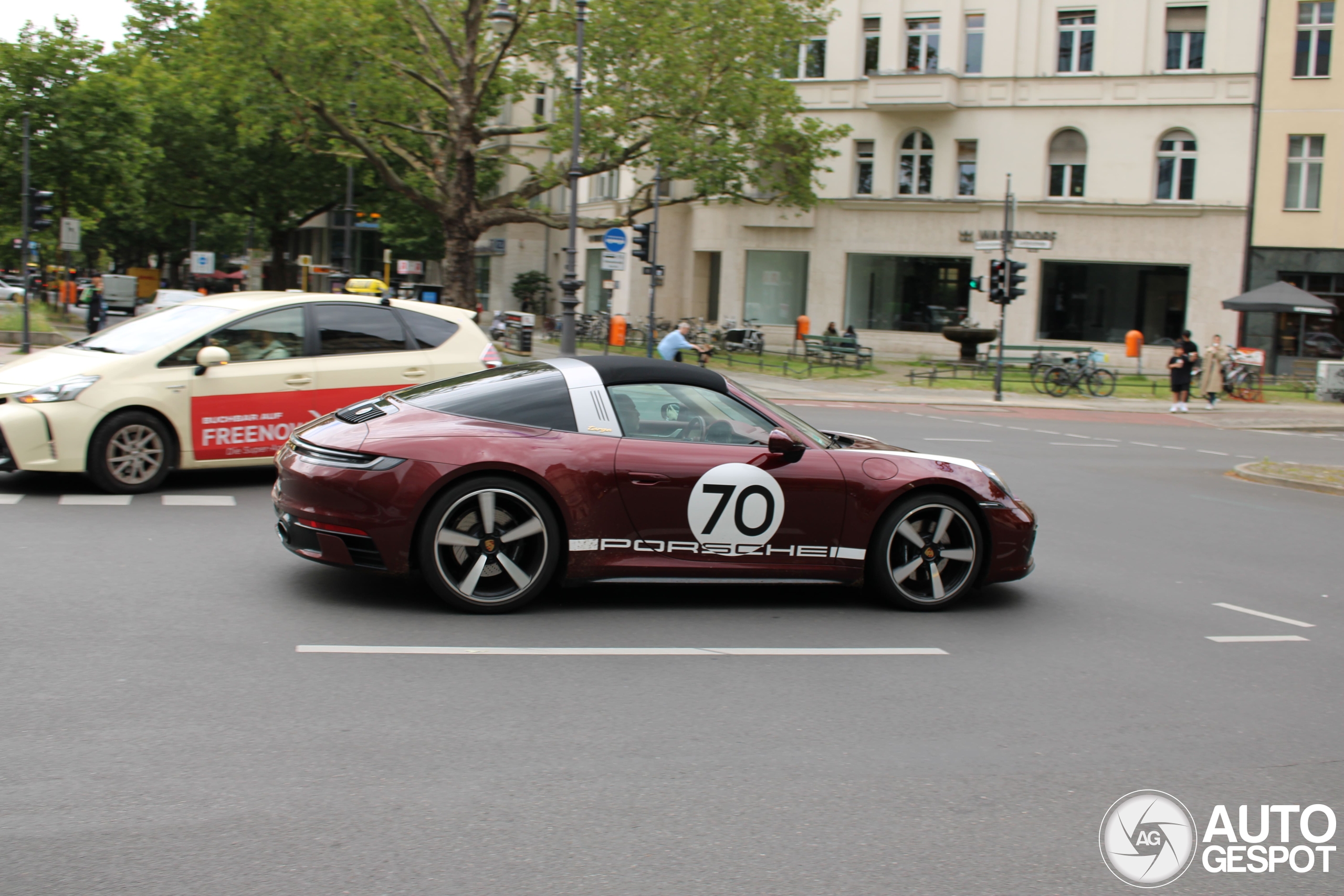 Porsche 992 Targa 4S Heritage Design Edition