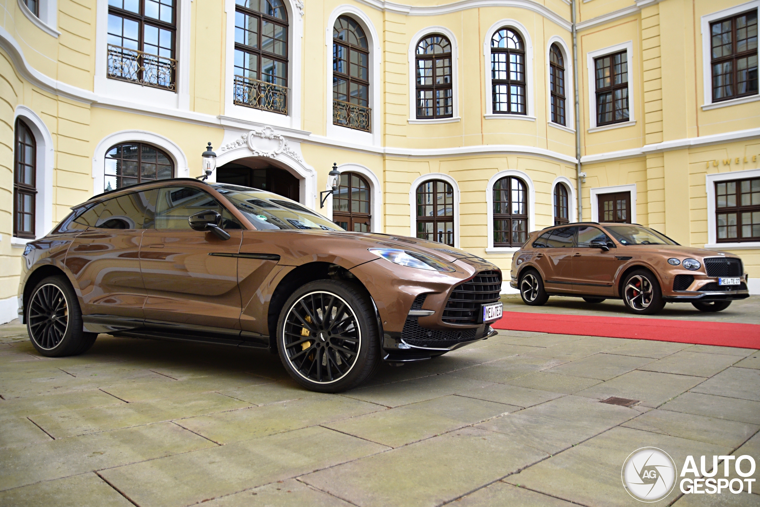 Aston Martin DBX707