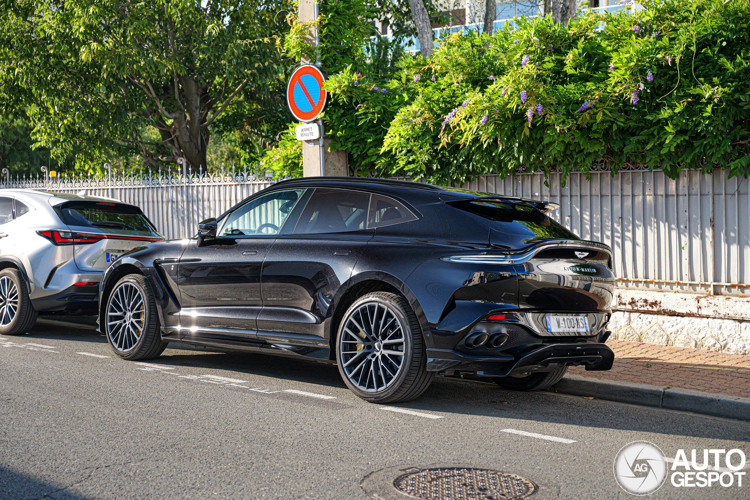 Aston Martin DBX707