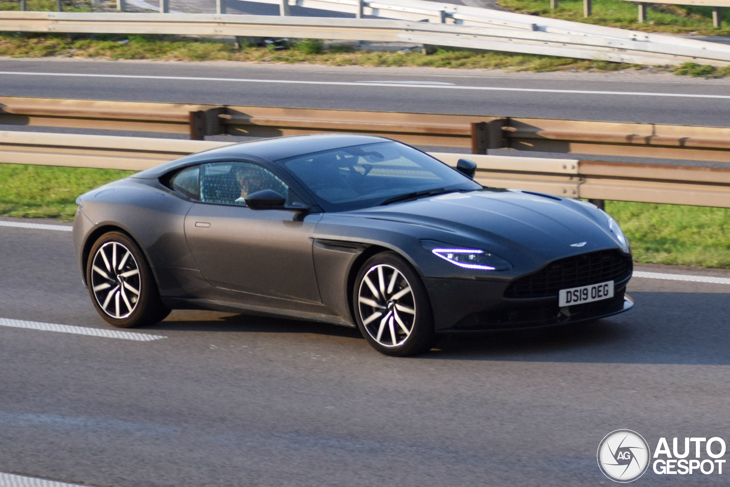 Aston Martin DB11 V8