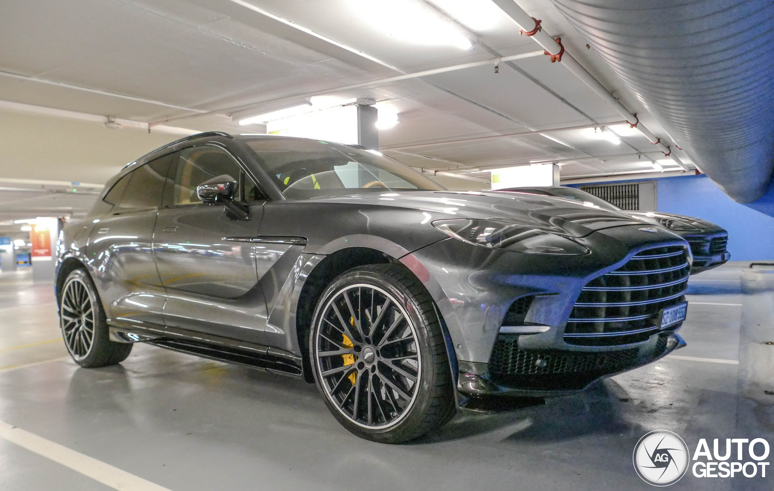 Aston Martin DBX707