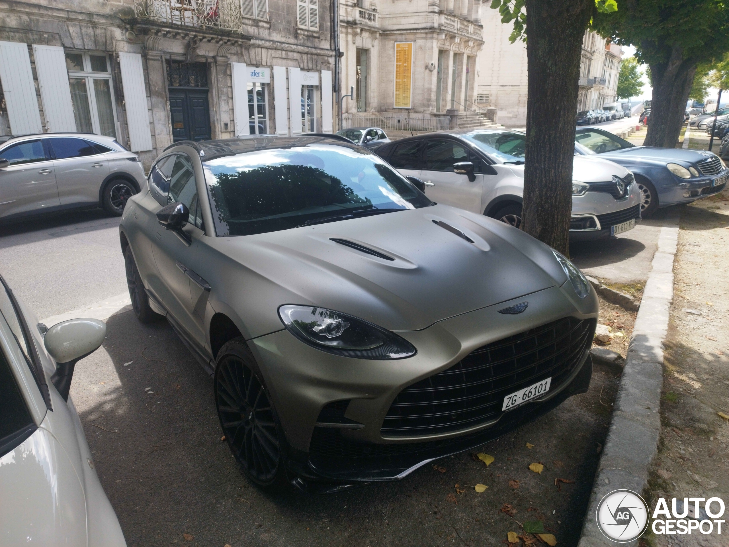 Aston Martin DBX707