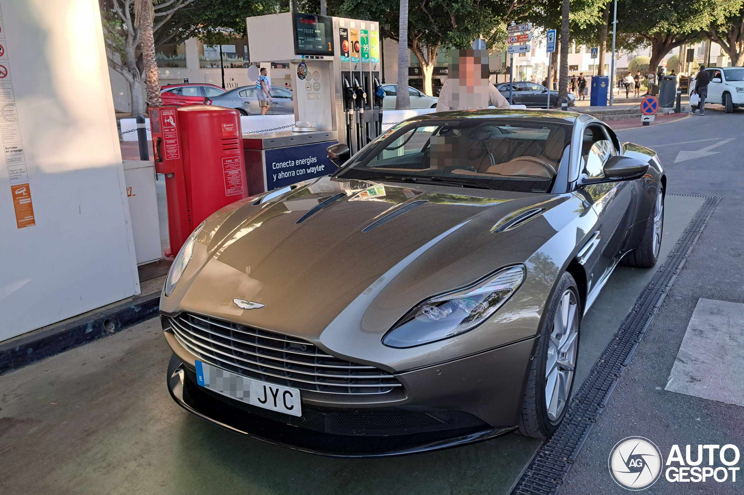 Aston Martin DB11