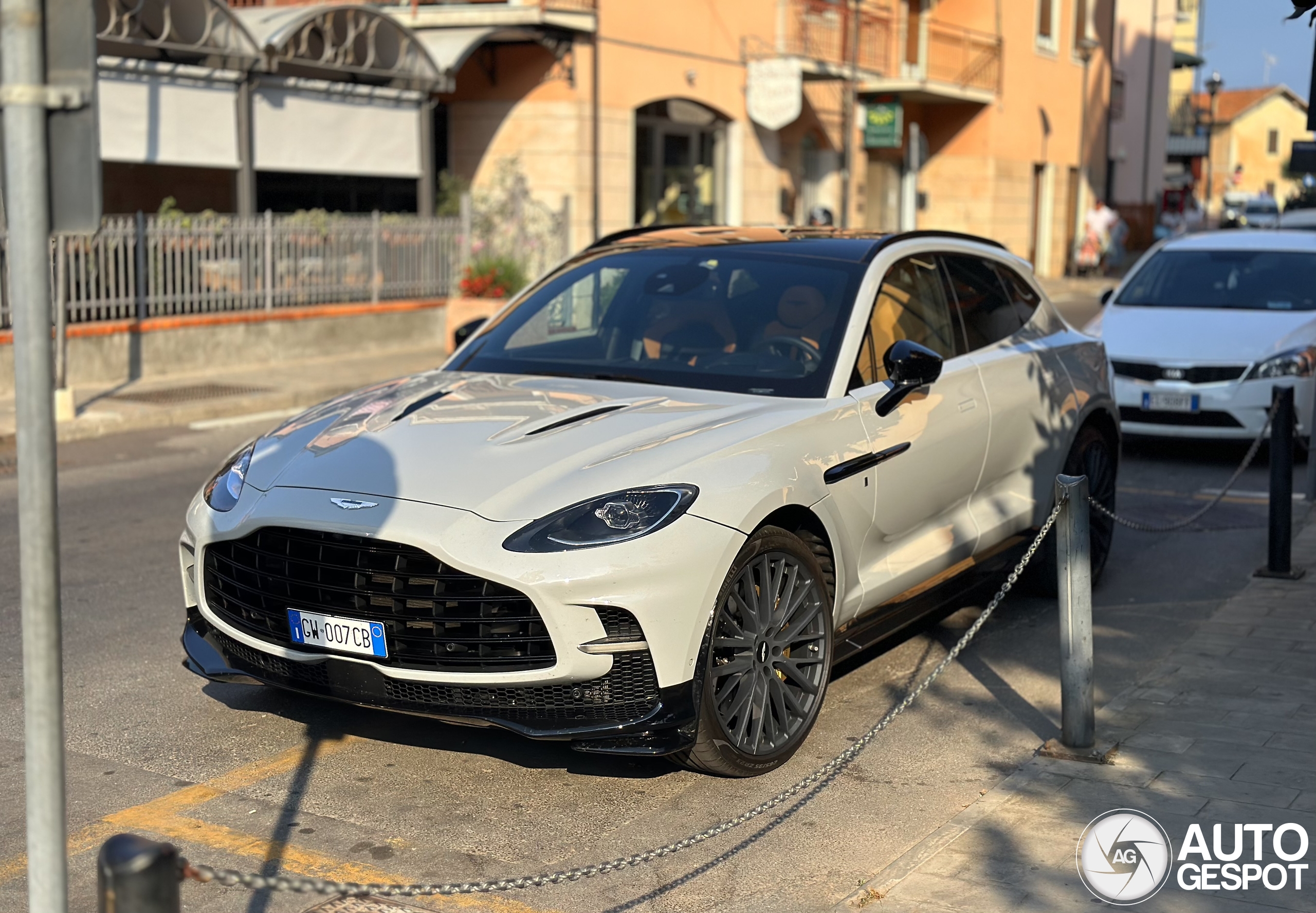 Aston Martin DBX707