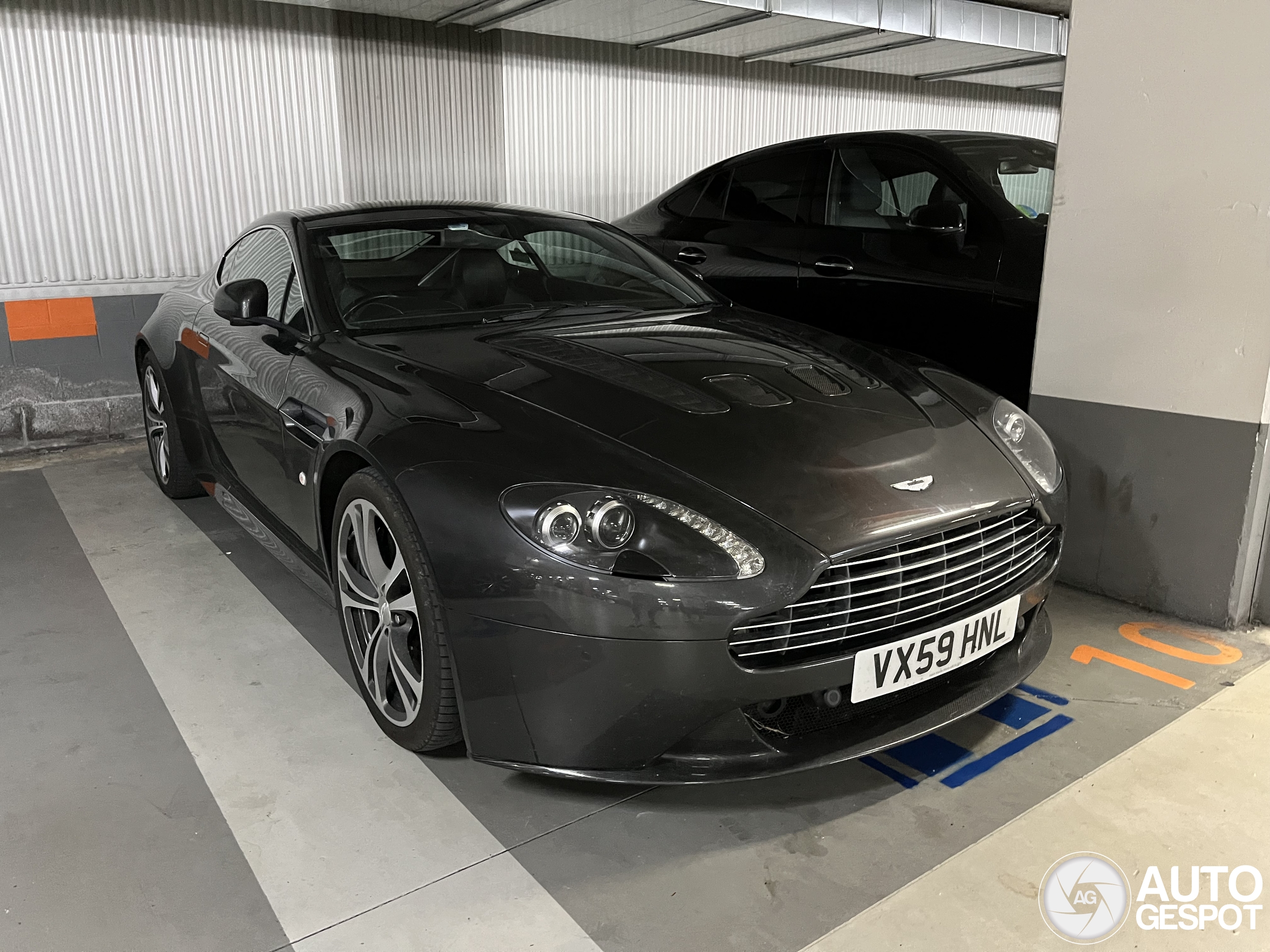 Aston Martin V12 Vantage