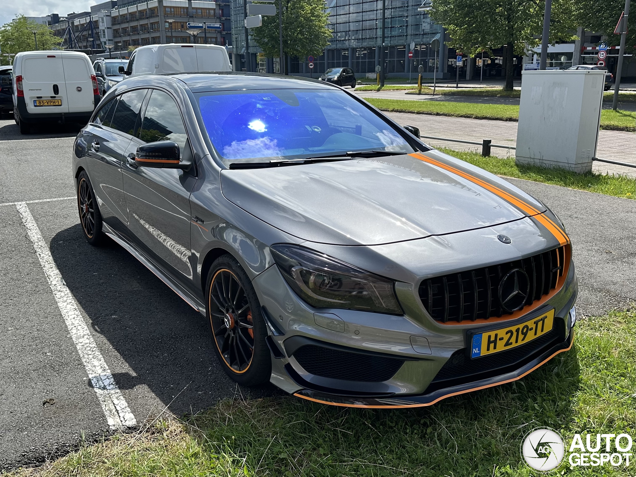 Mercedes-AMG CLA 45 Shooting Brake OrangeArt Edition