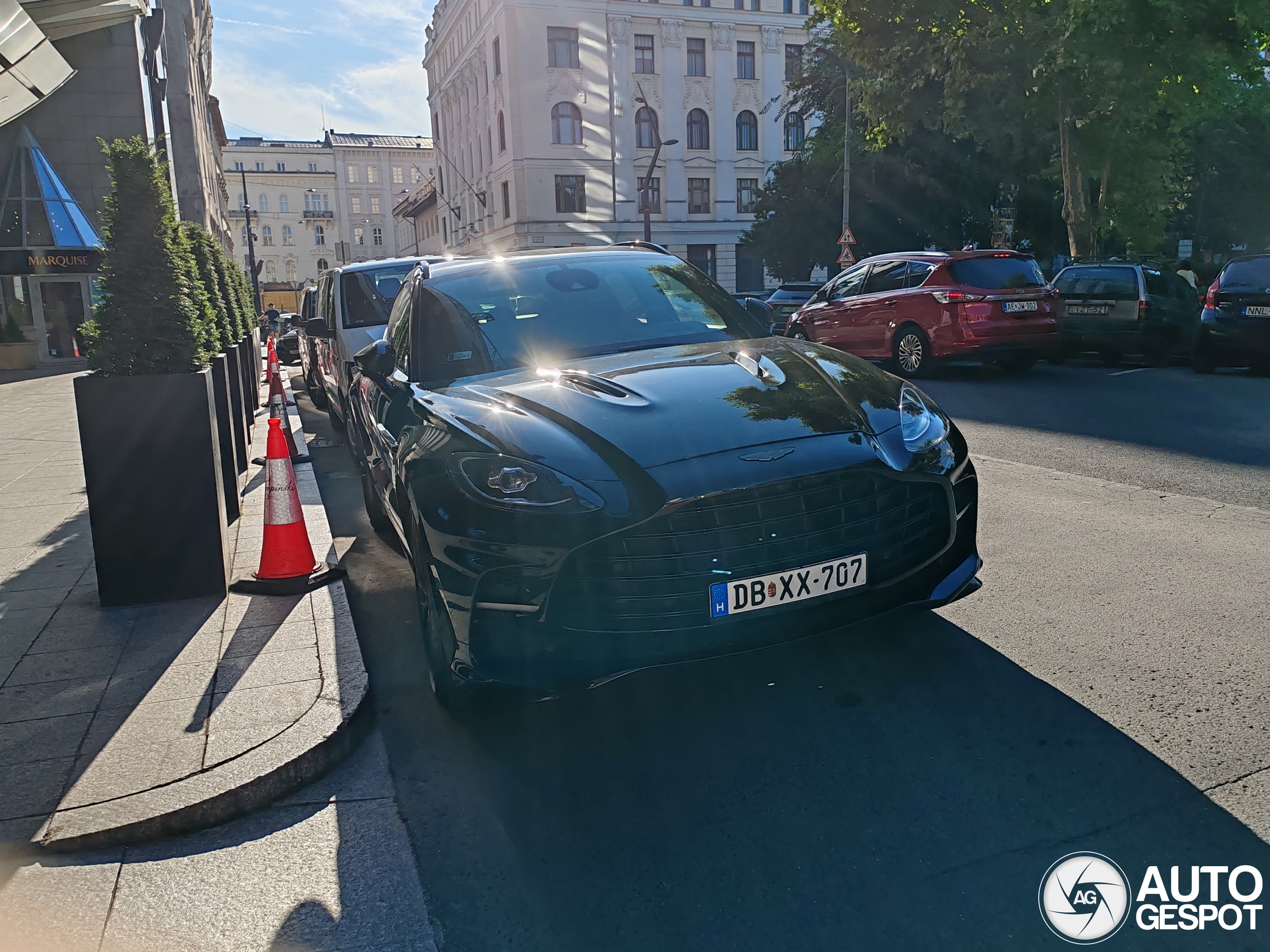 Aston Martin DBX707