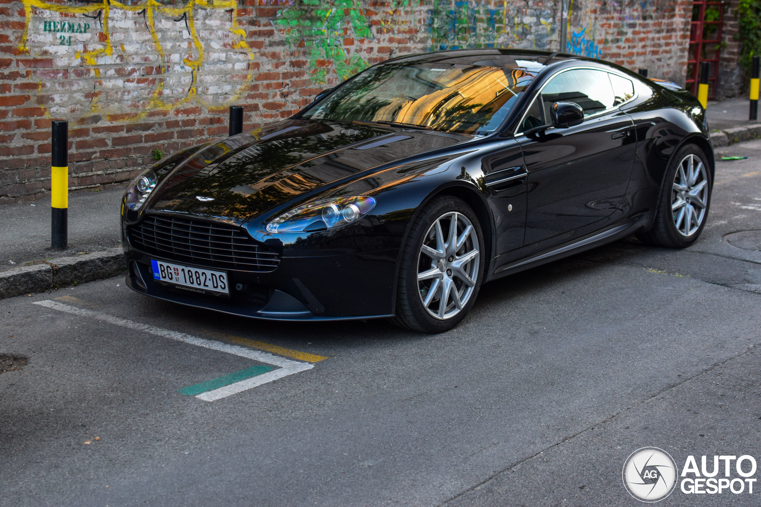 Aston Martin V8 Vantage 2012