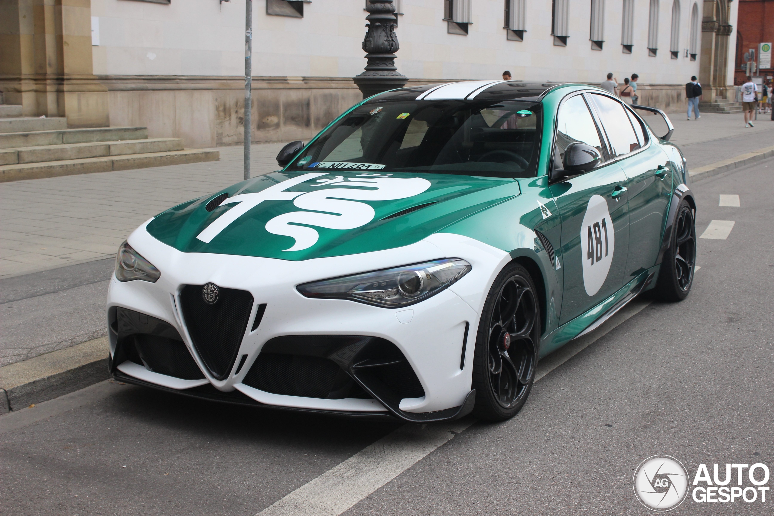 Alfa Romeo eigenaar heeft maar kort plezier van zijn speeltje