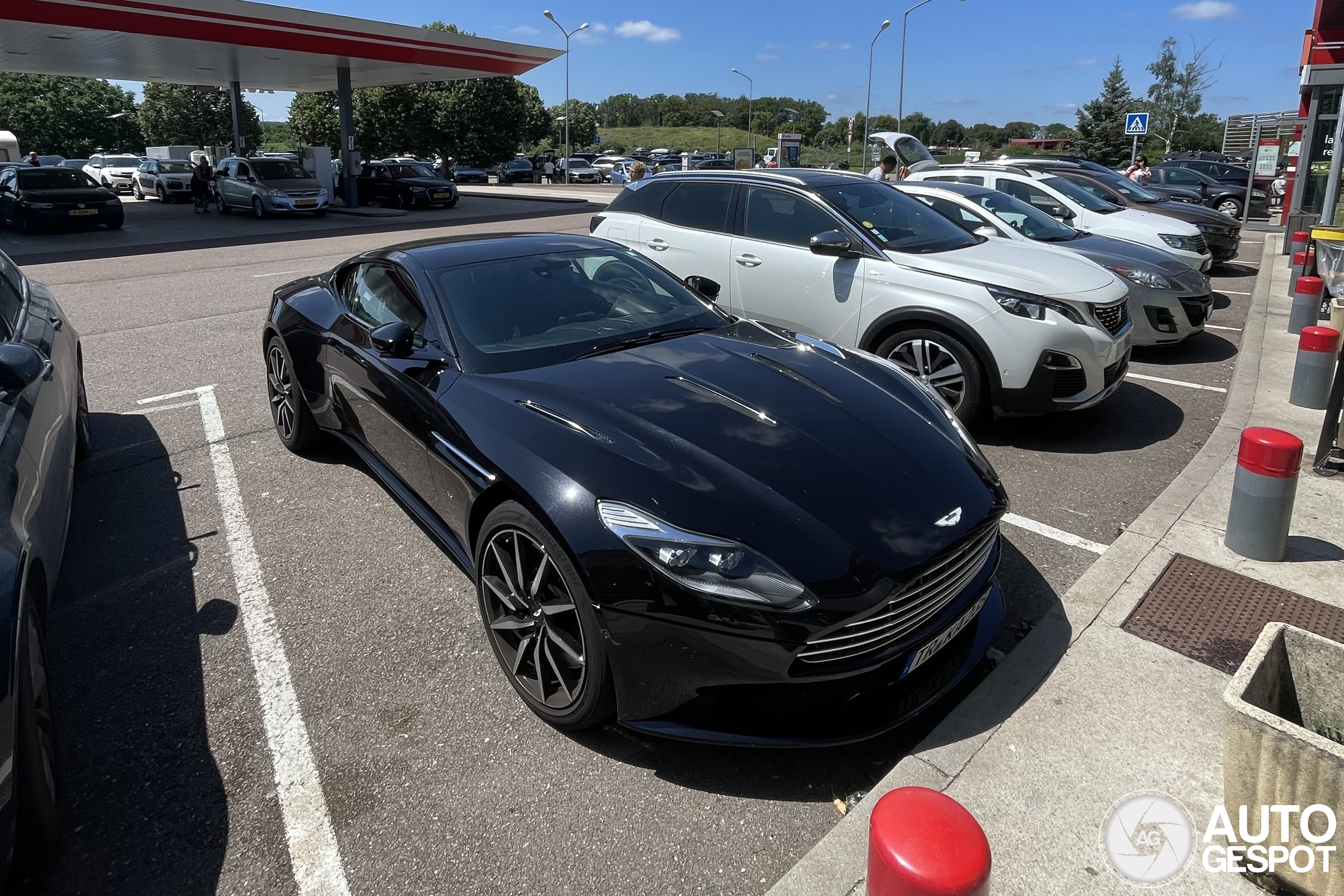 Aston Martin DB11