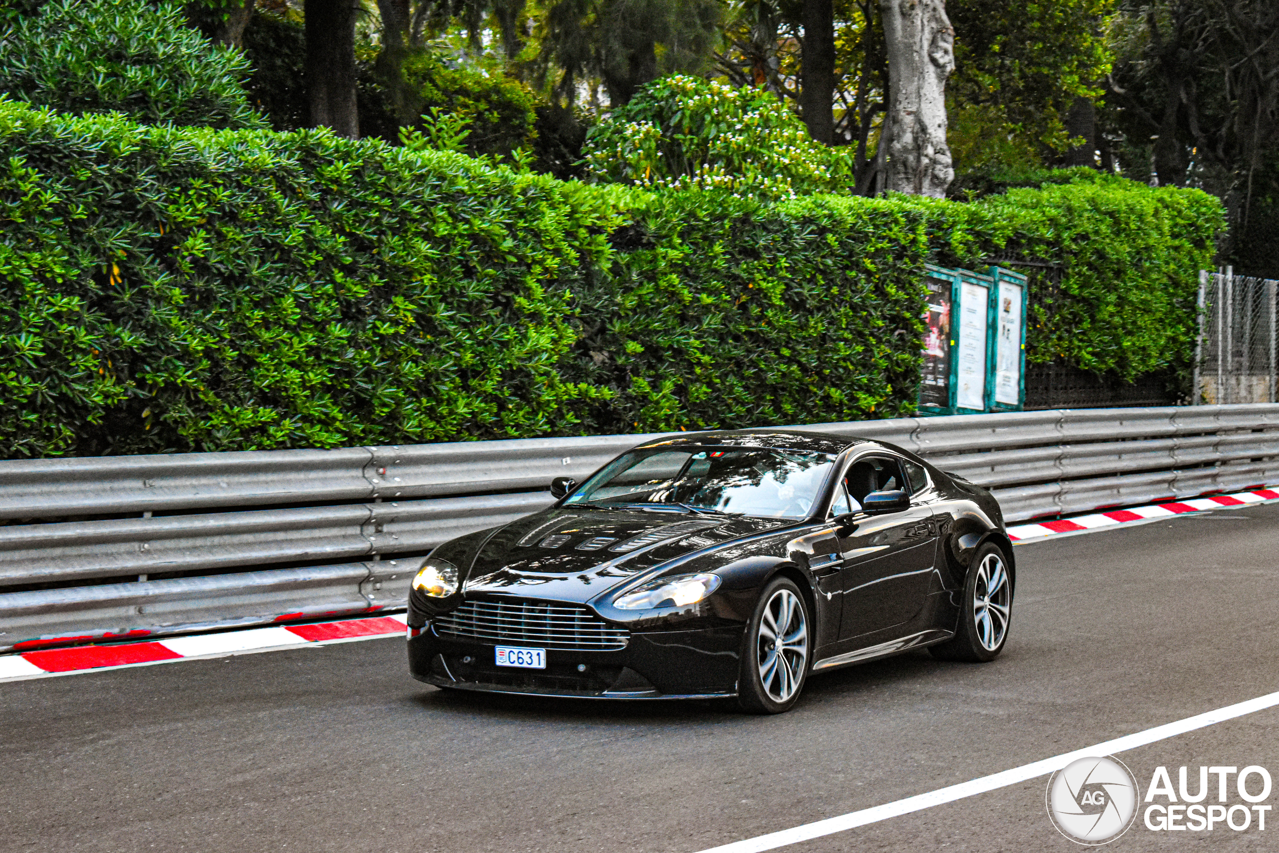 Aston Martin V12 Vantage