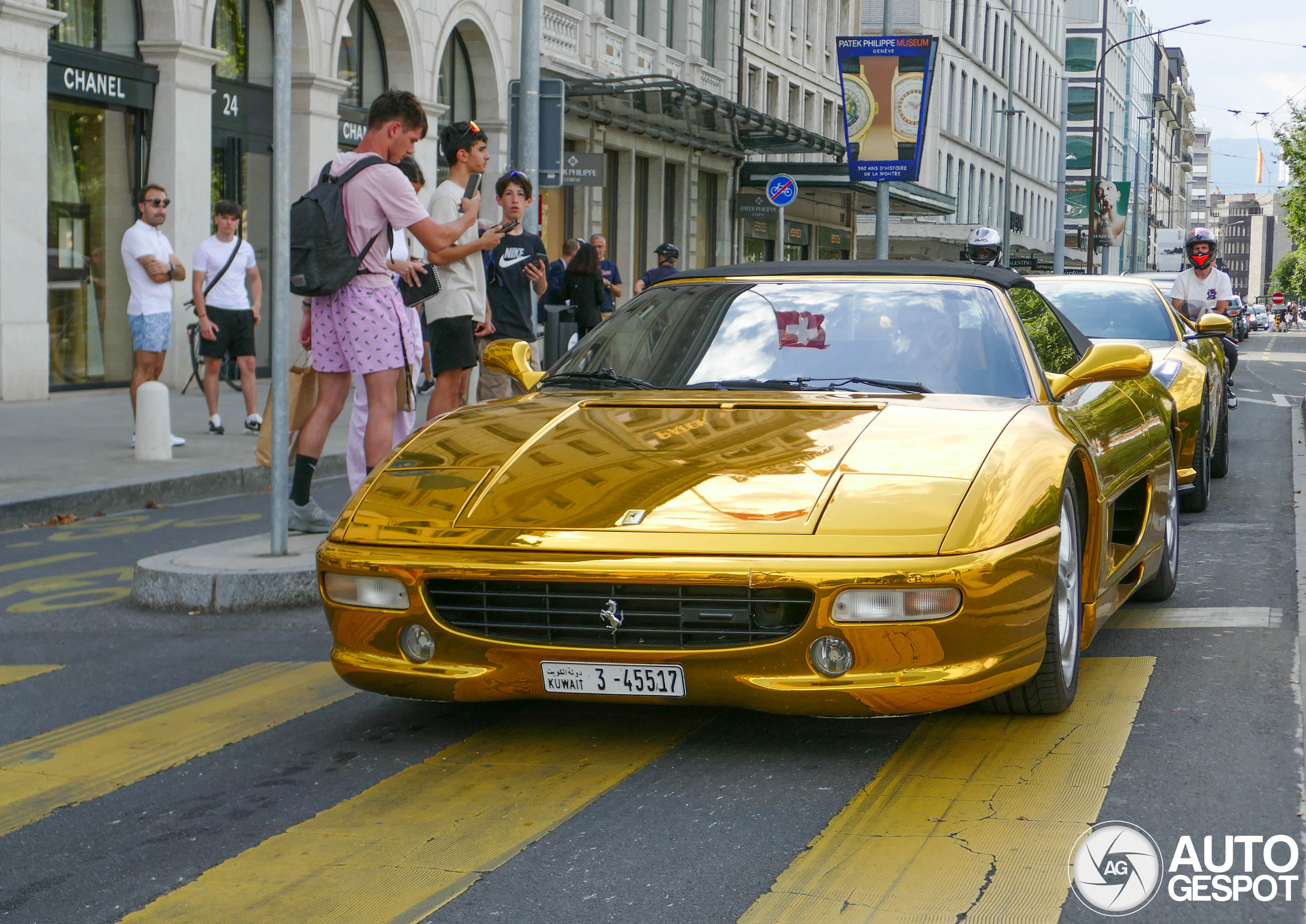 Duo gouden Ferrari's valt op in Genève