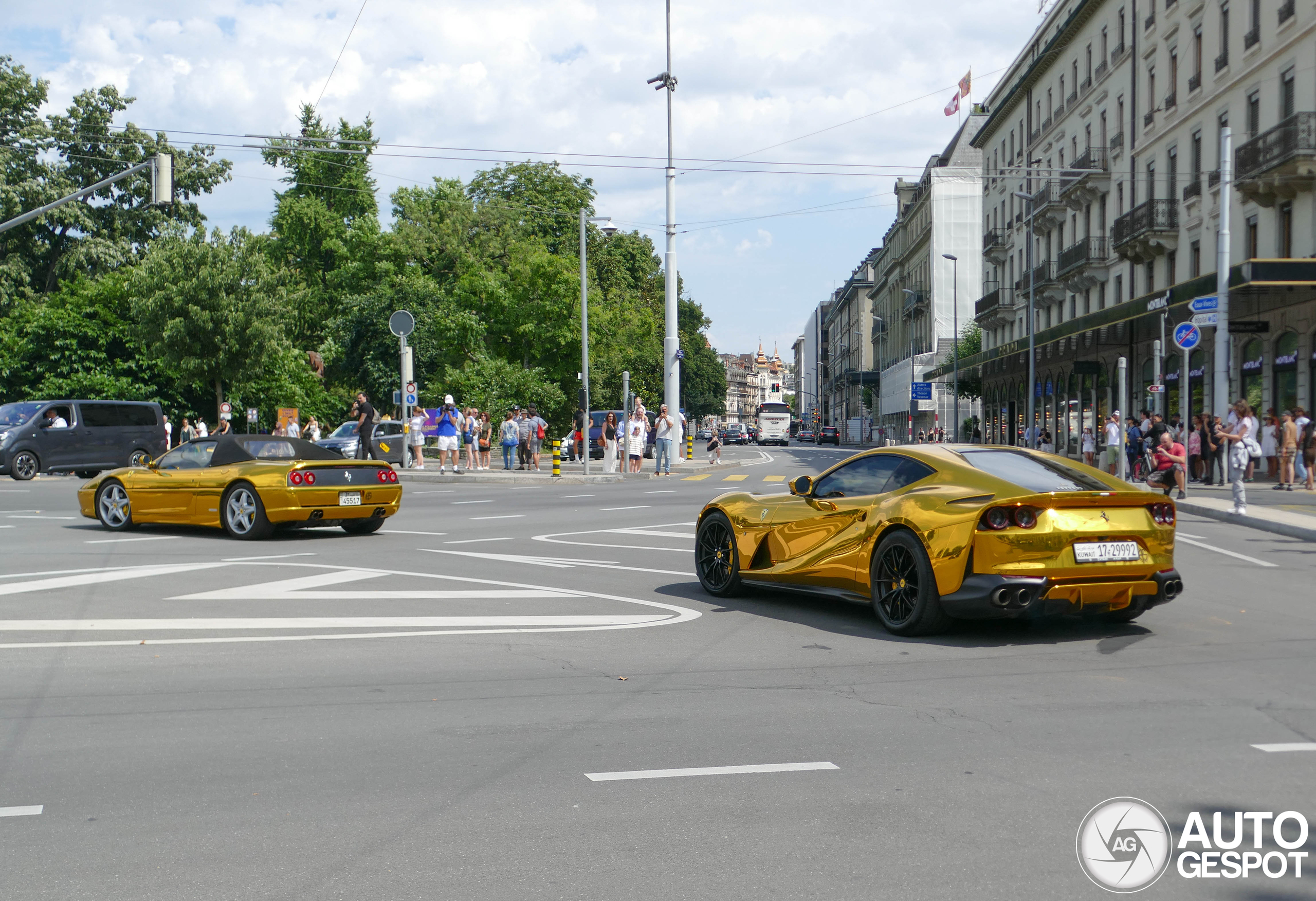 Duo gouden Ferrari's valt op in Genève