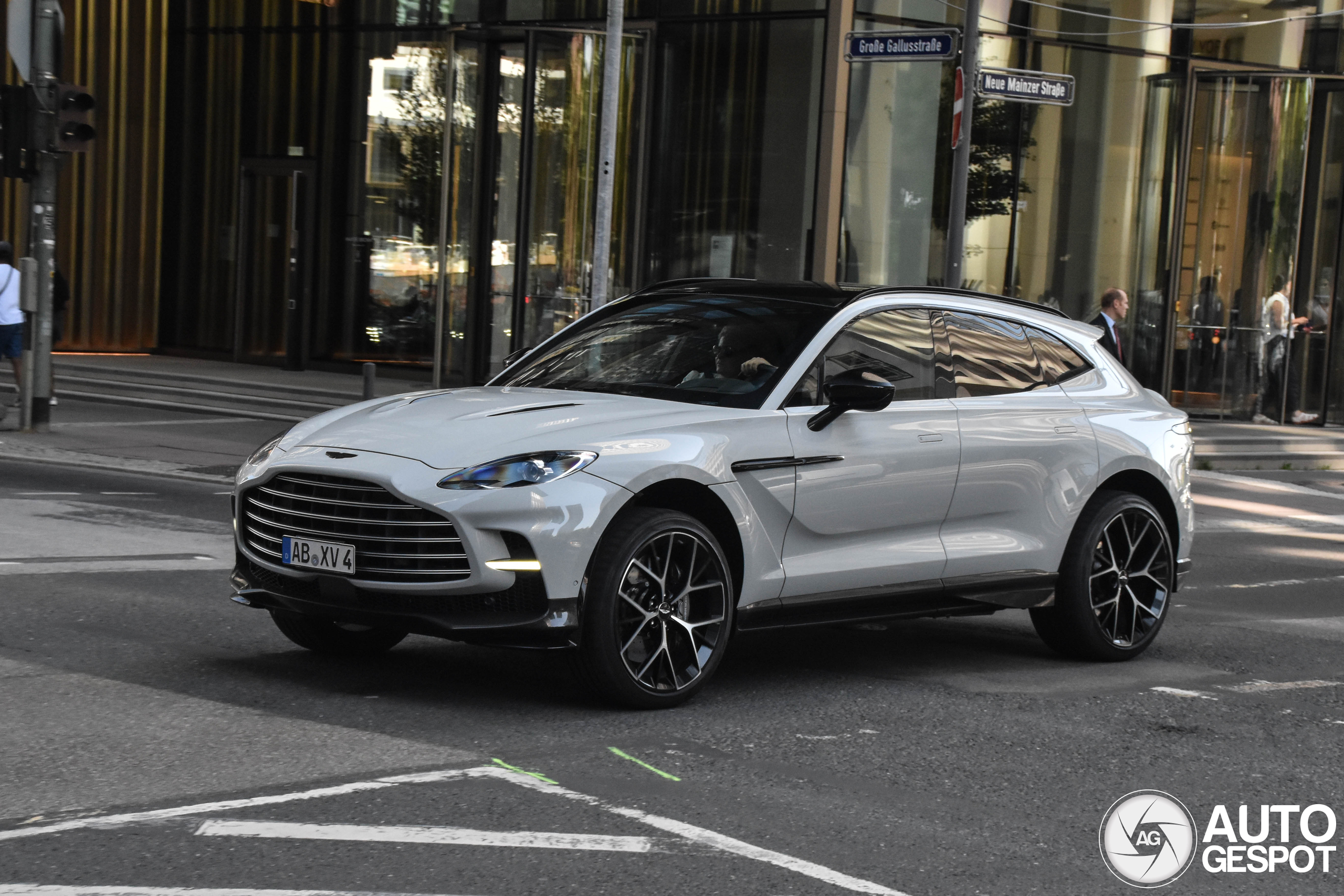 Aston Martin DBX707