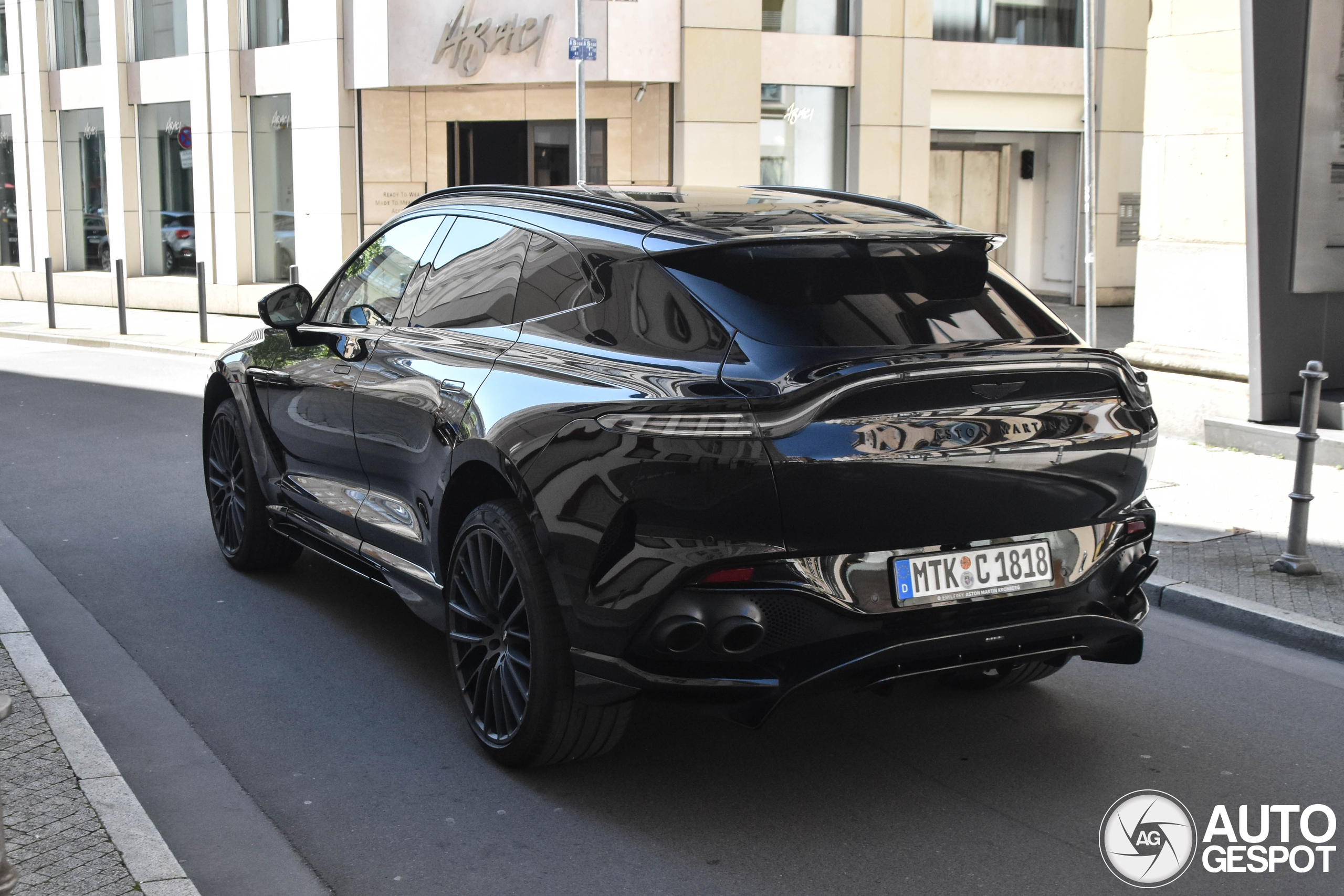 Aston Martin DBX707