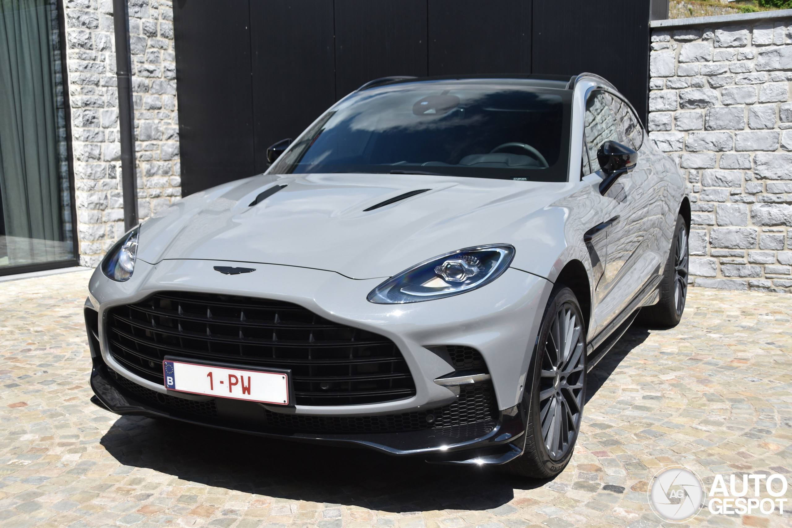 Aston Martin DBX707