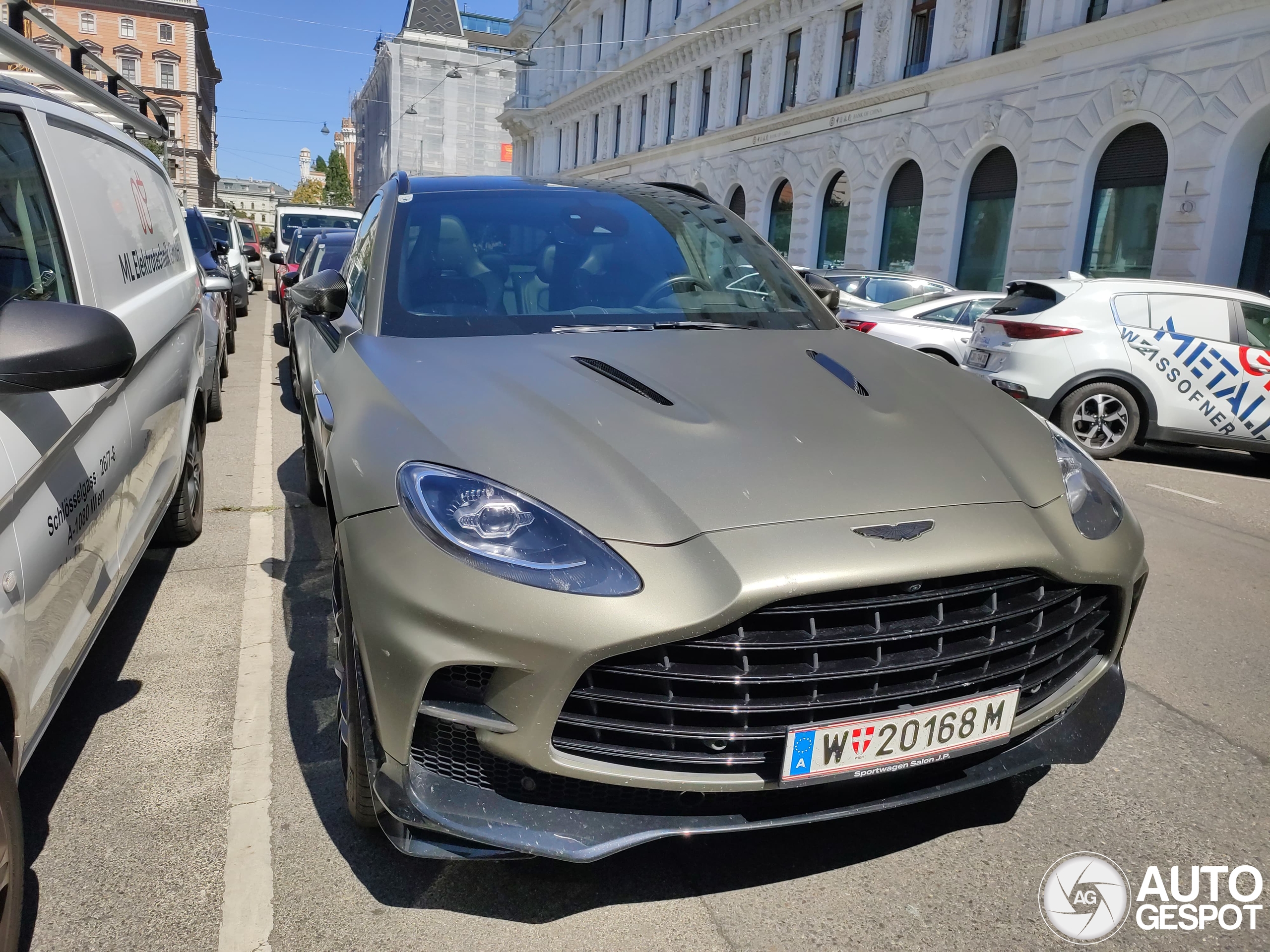 Aston Martin DBX707