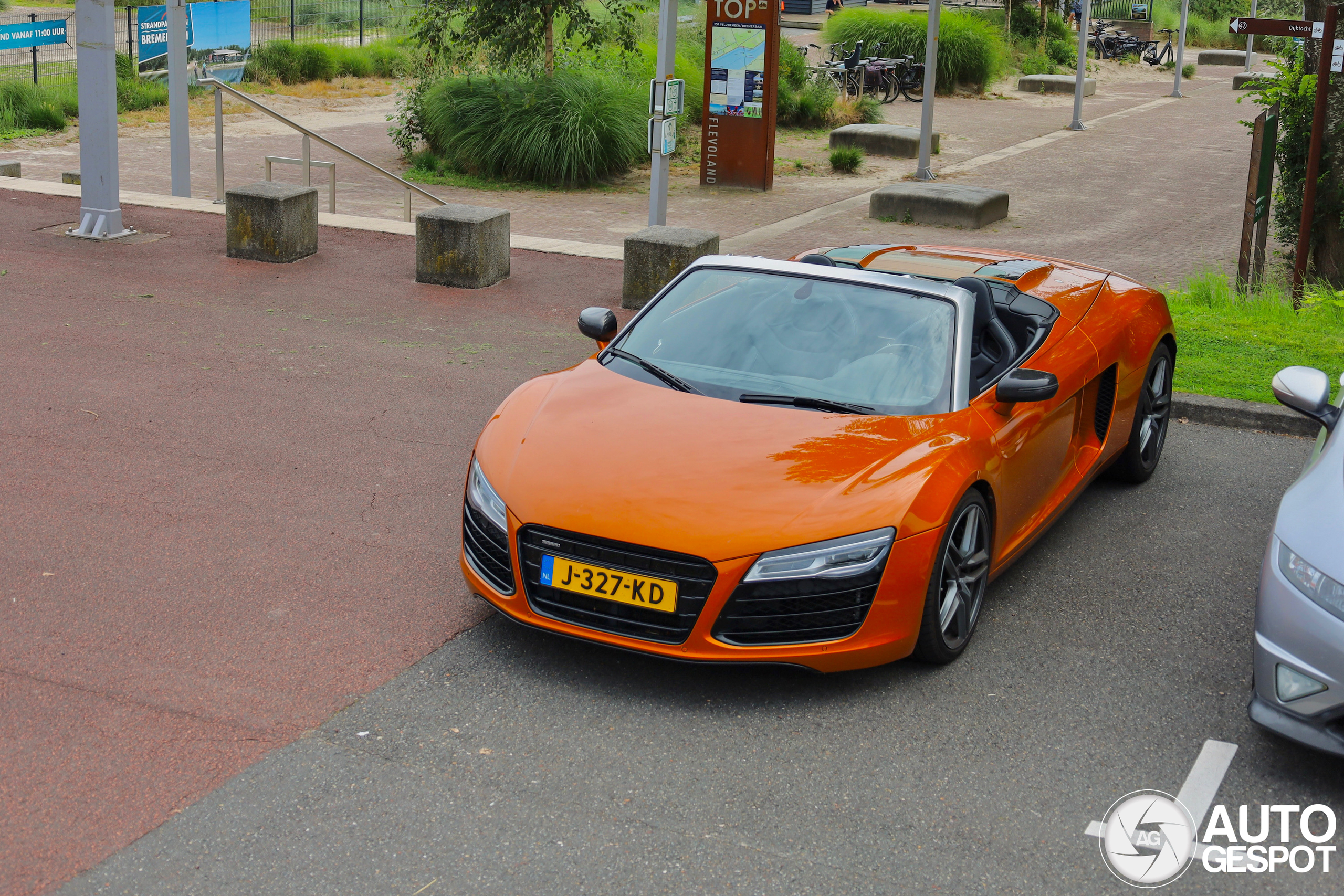 Audi R8 V8 Spyder 2013