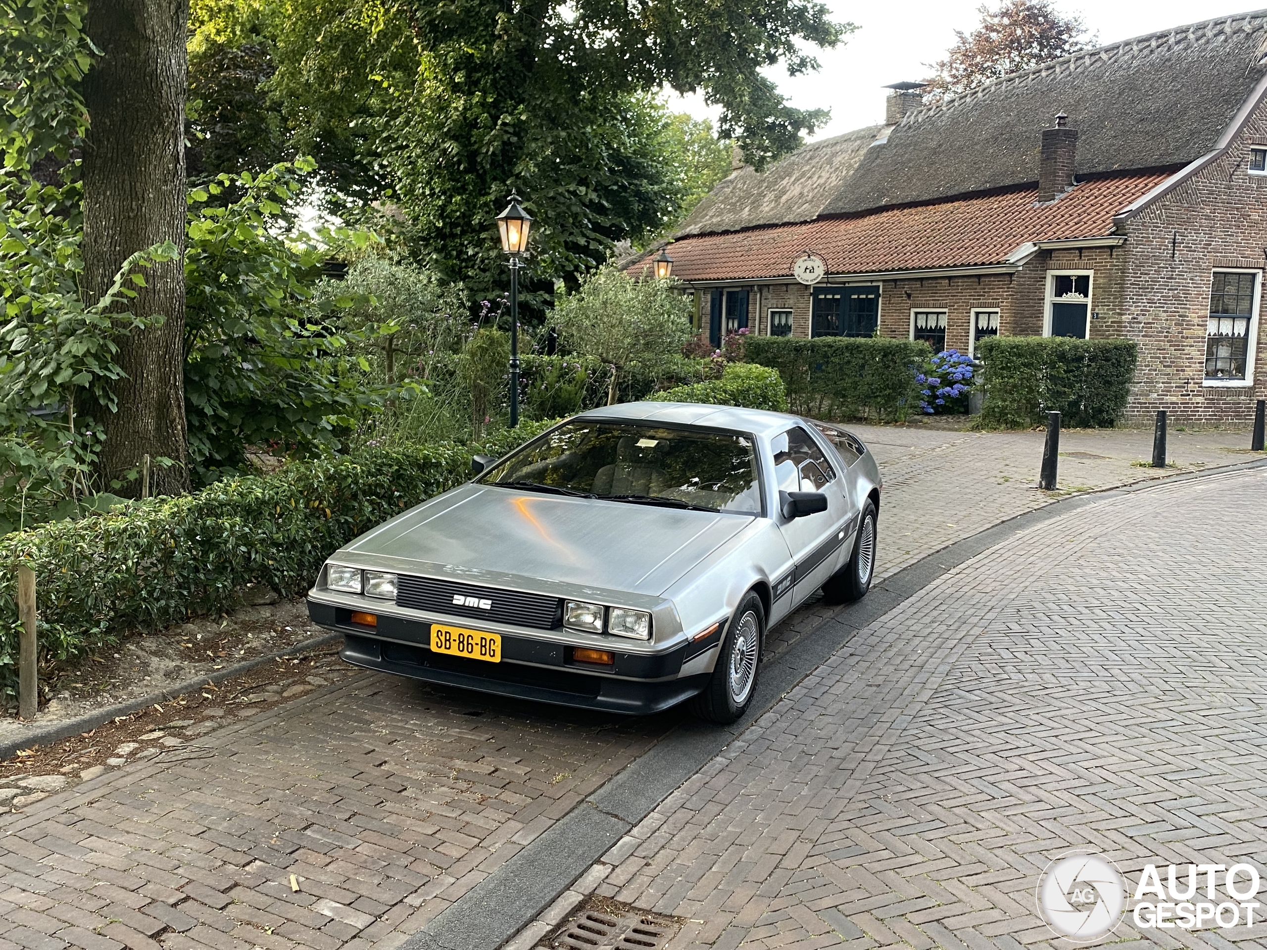 DeLorean DMC-12