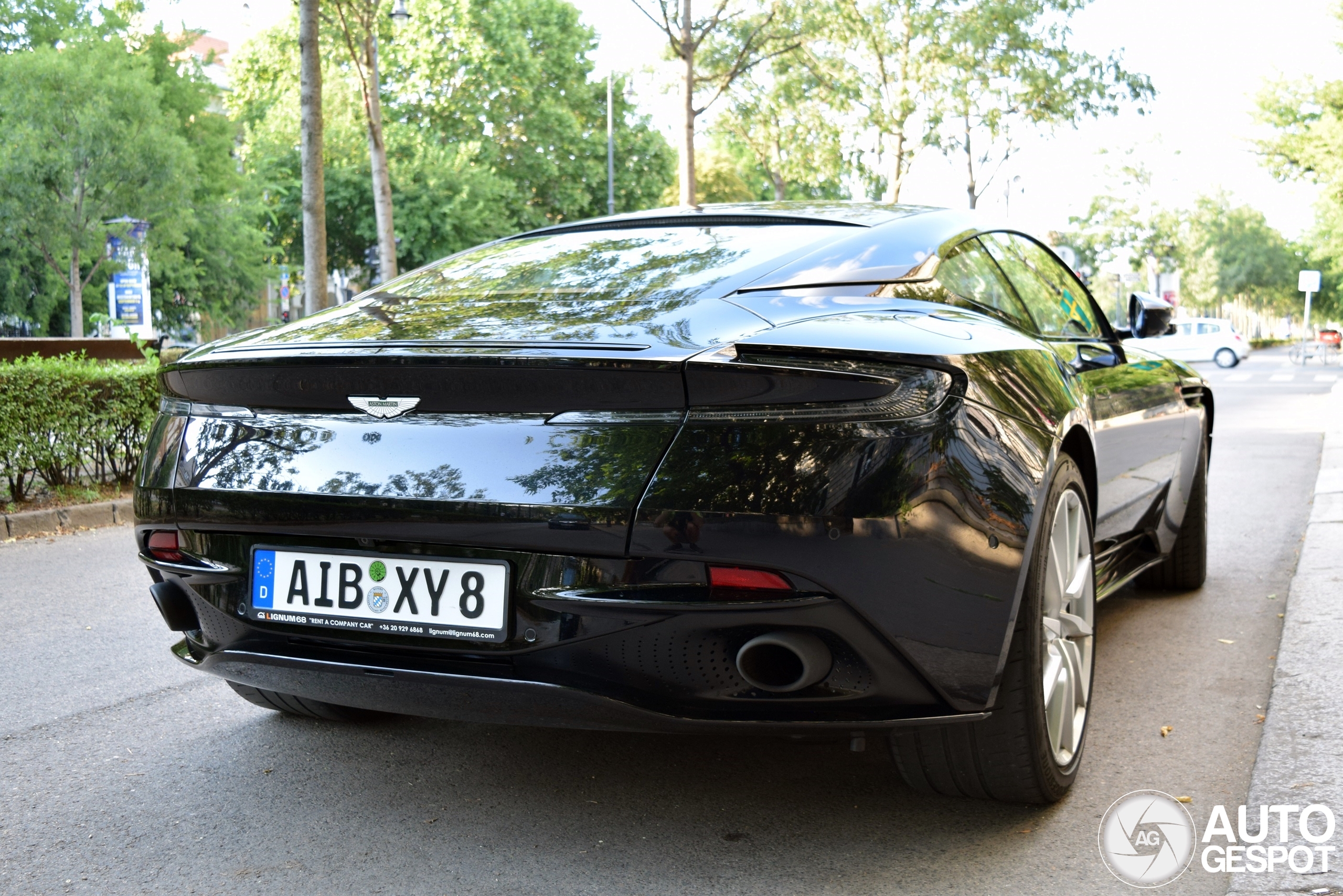 Aston Martin DB11