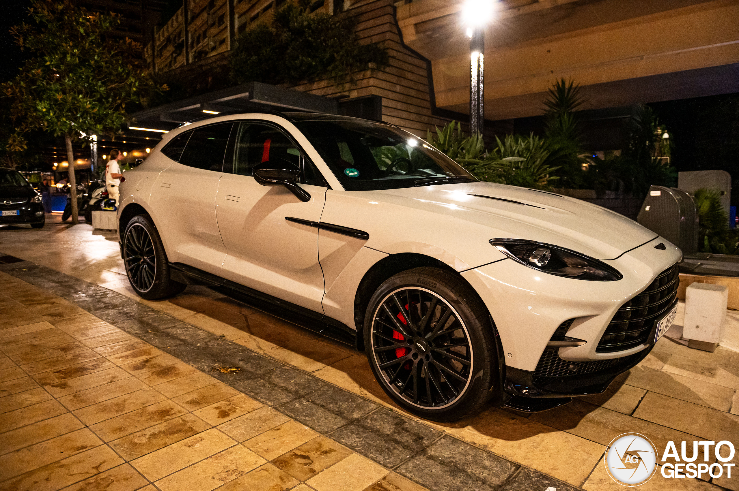 Aston Martin DBX707