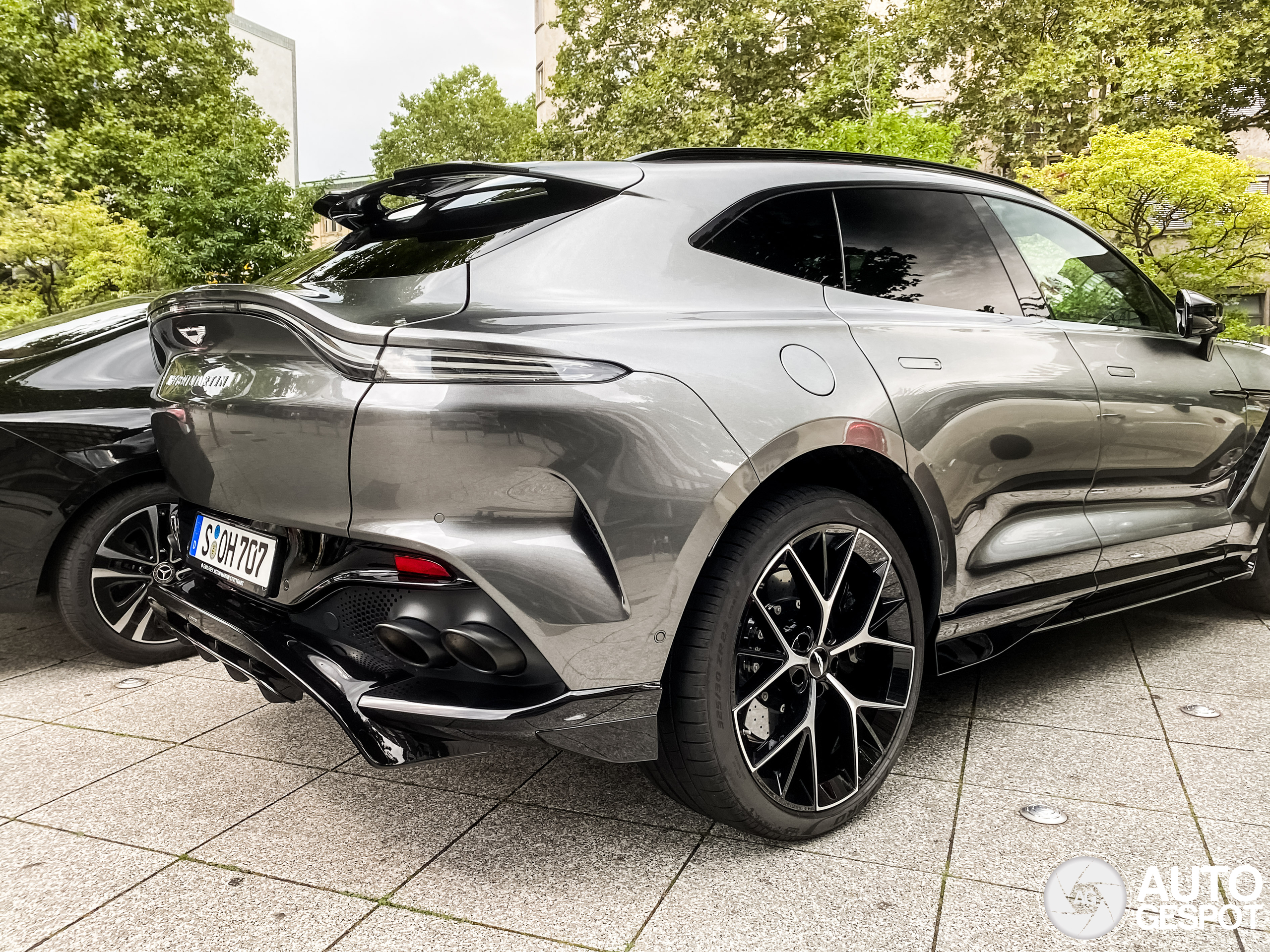 Aston Martin DBX707