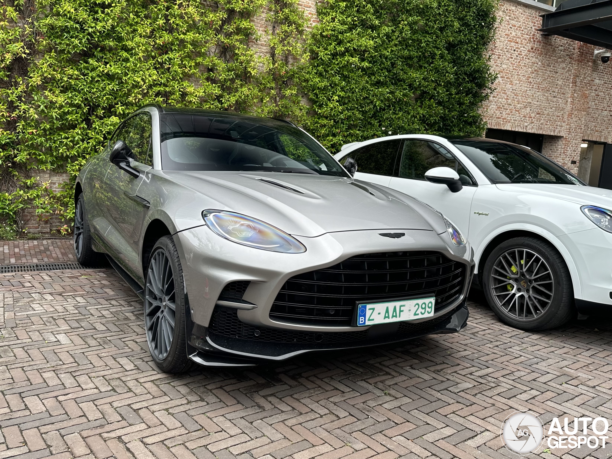 Aston Martin DBX707