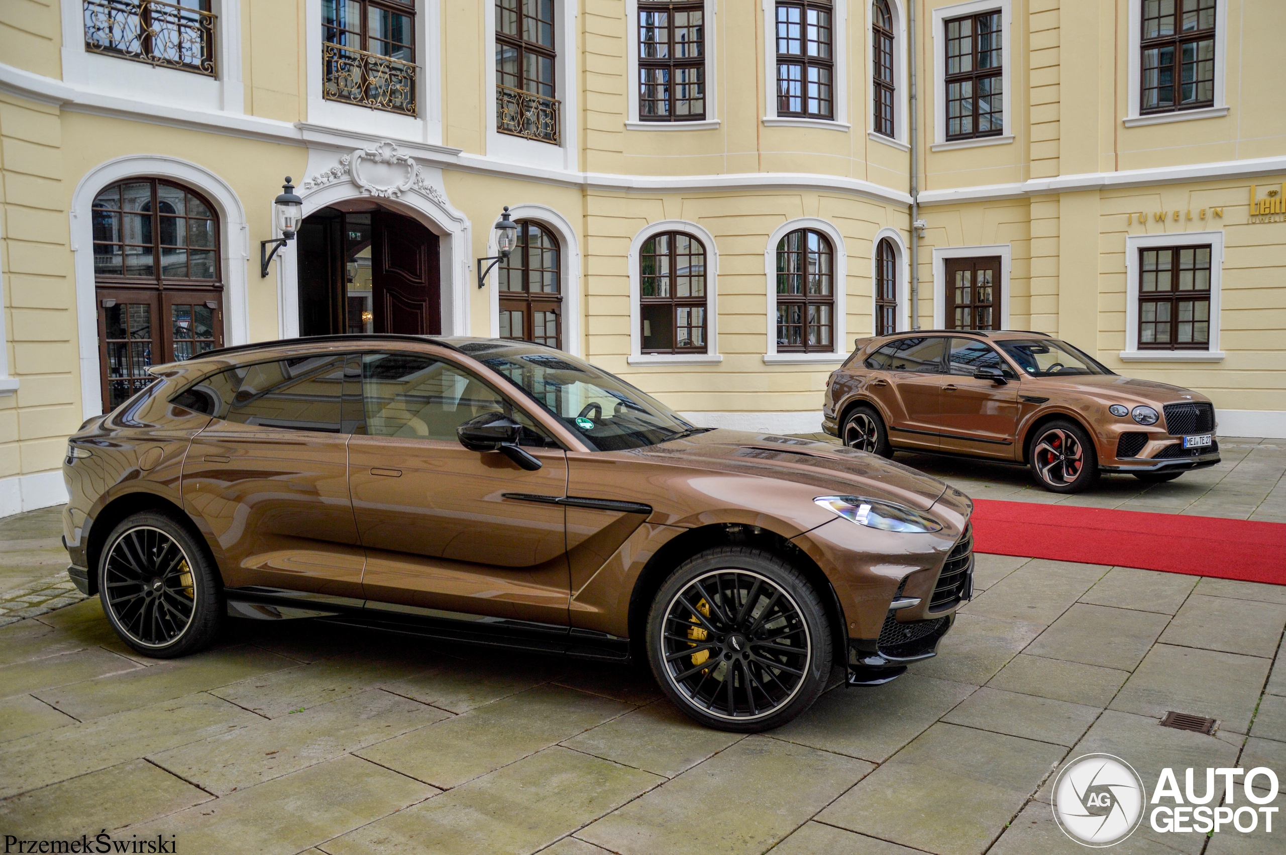 Aston Martin DBX707