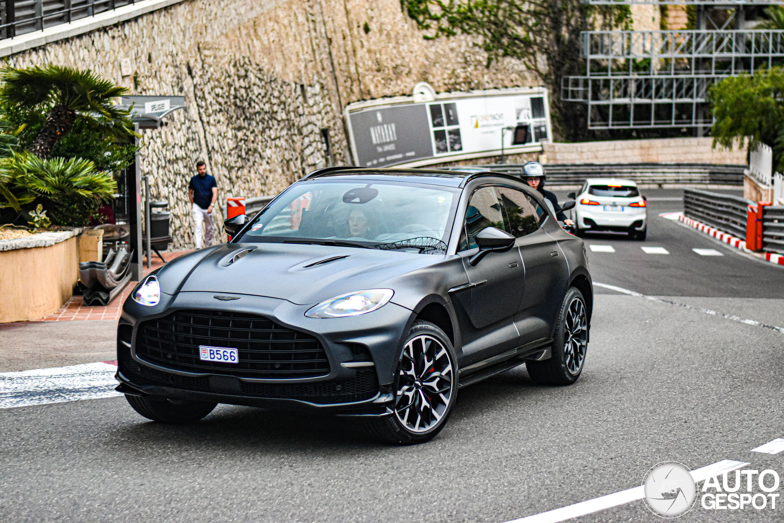 Aston Martin DBX707