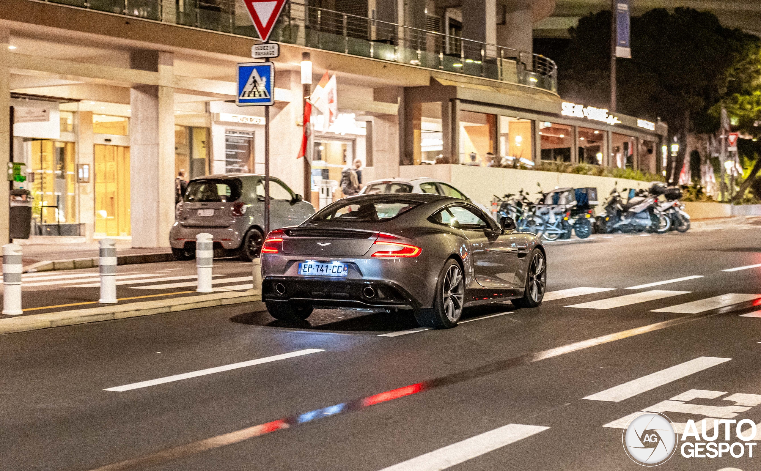 Aston Martin Vanquish 2013