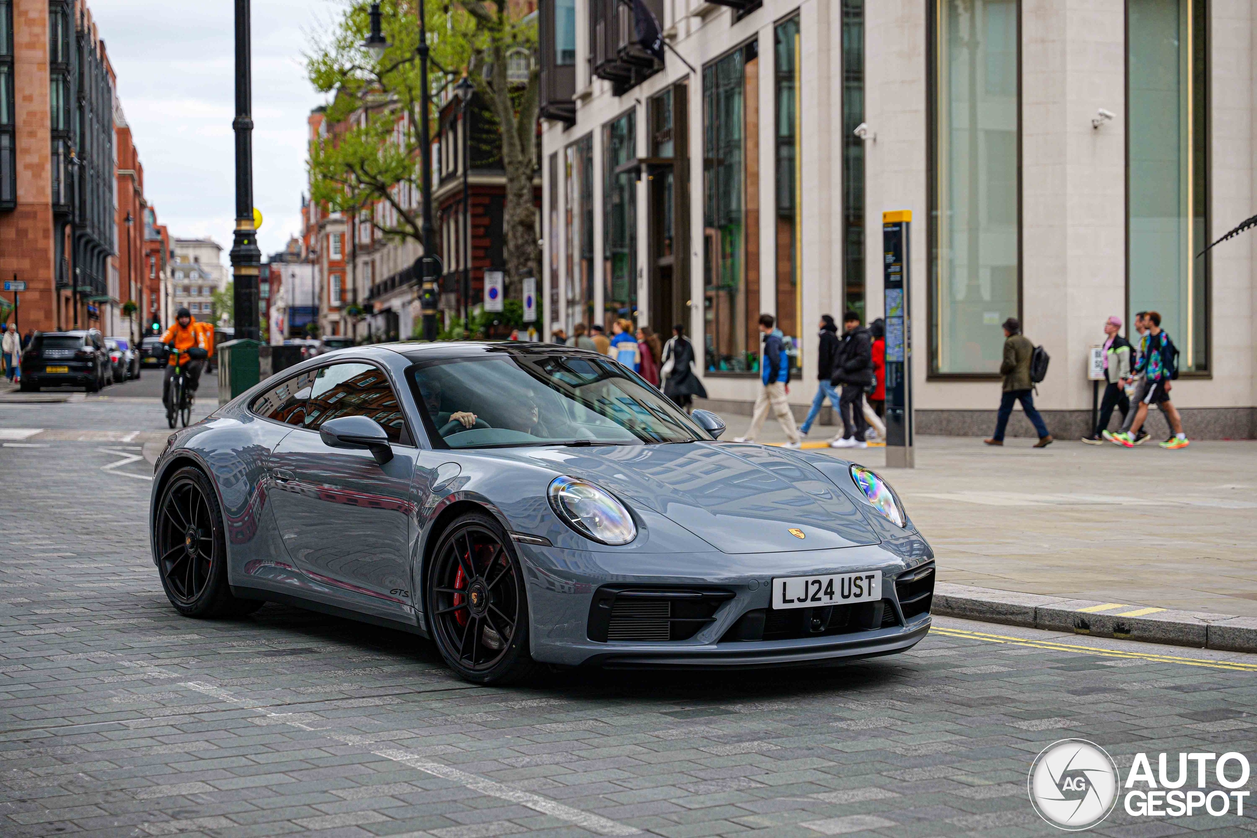 Porsche 992 Carrera 4 GTS