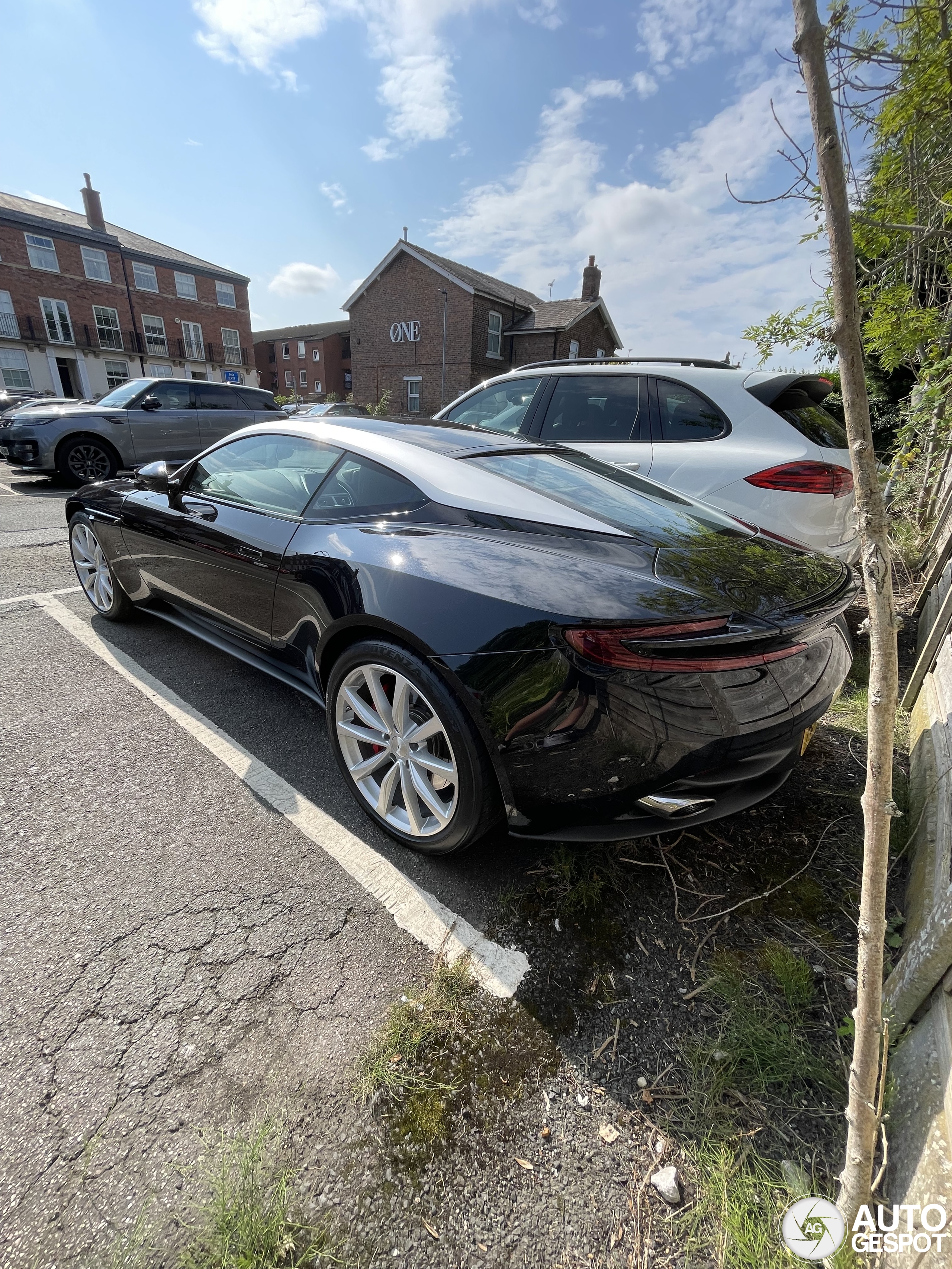 Aston Martin DB11 V8