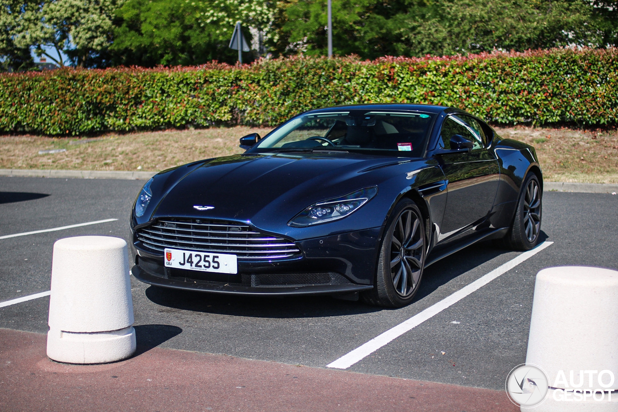 Aston Martin DB11 V8