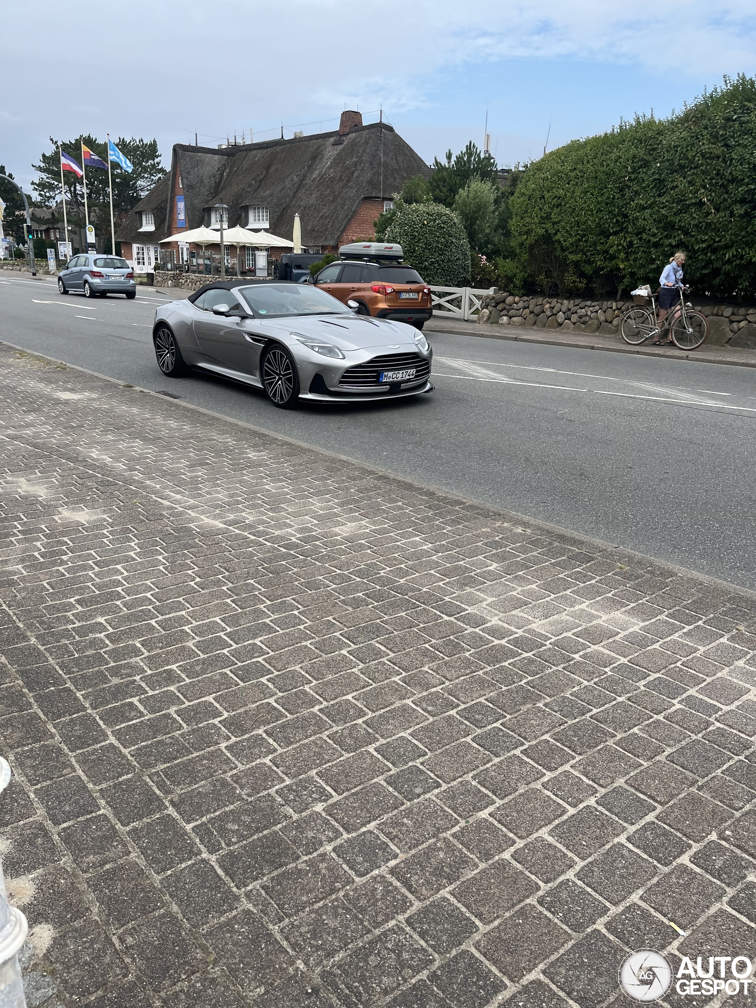 Aston Martin DB12 Volante