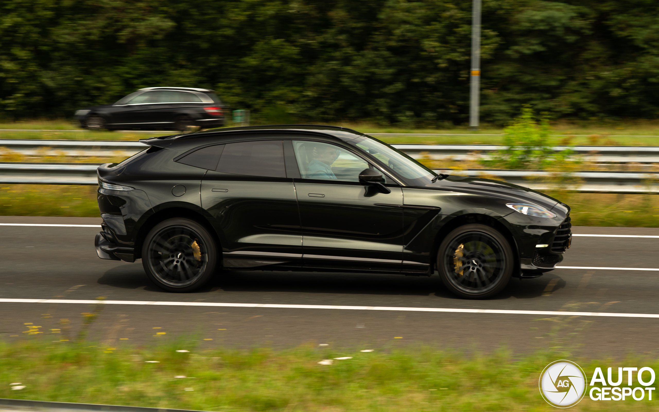 Aston Martin DBX707