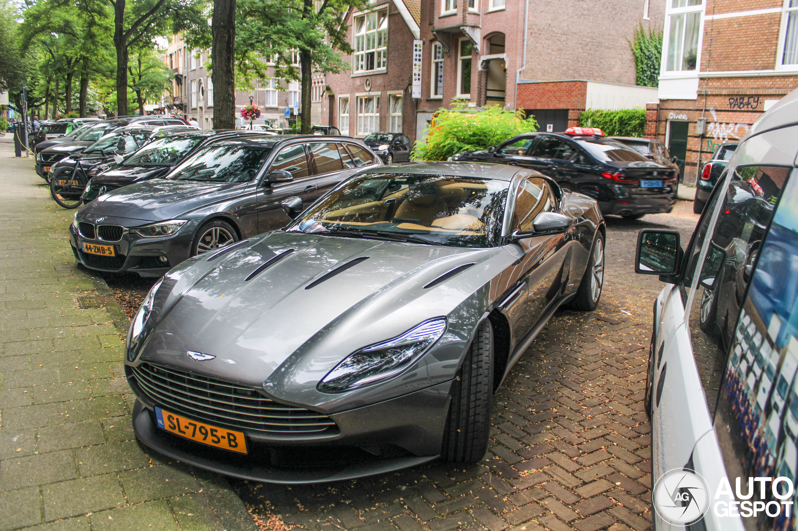 Aston Martin DB11