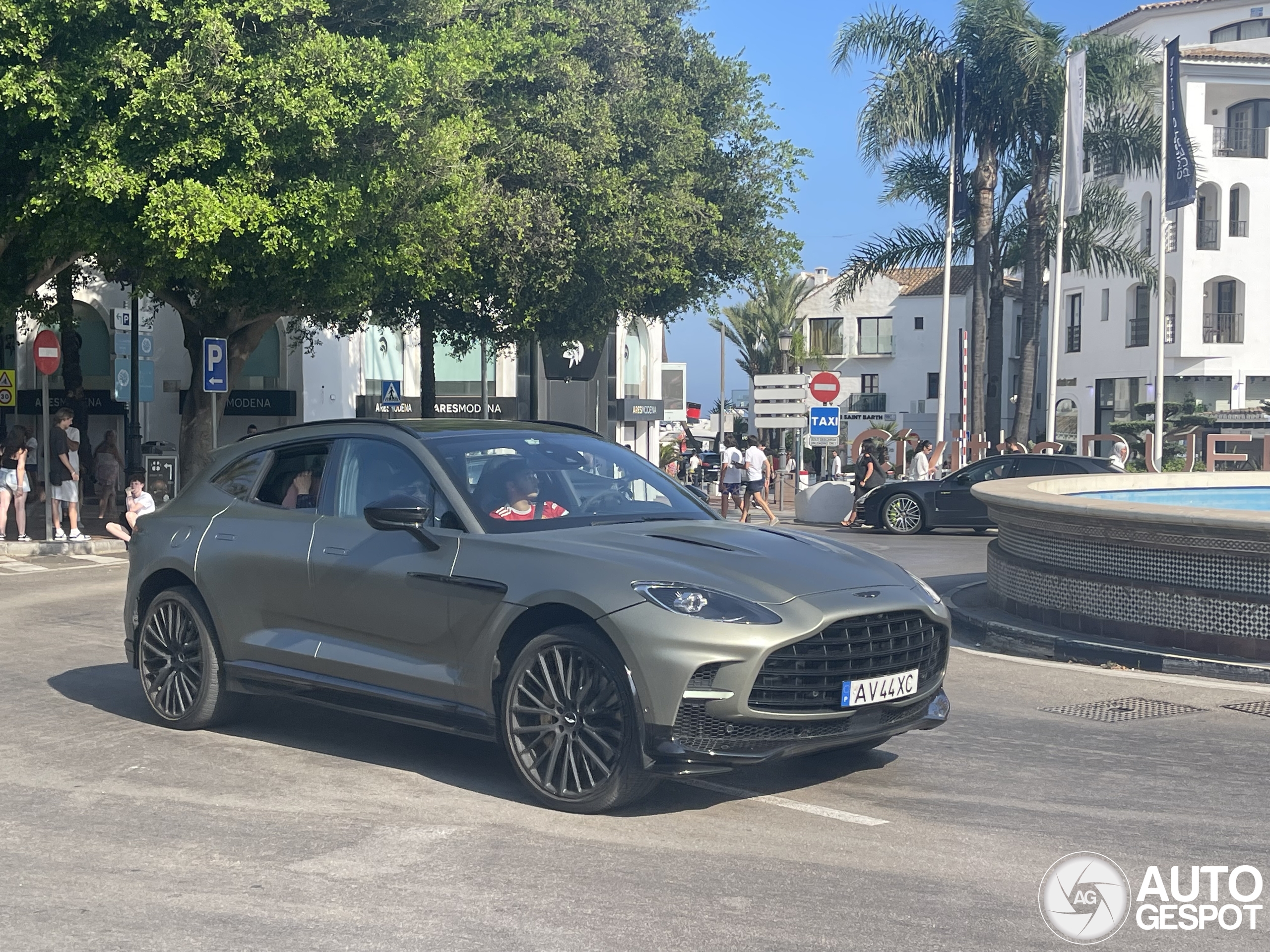 Aston Martin DBX707