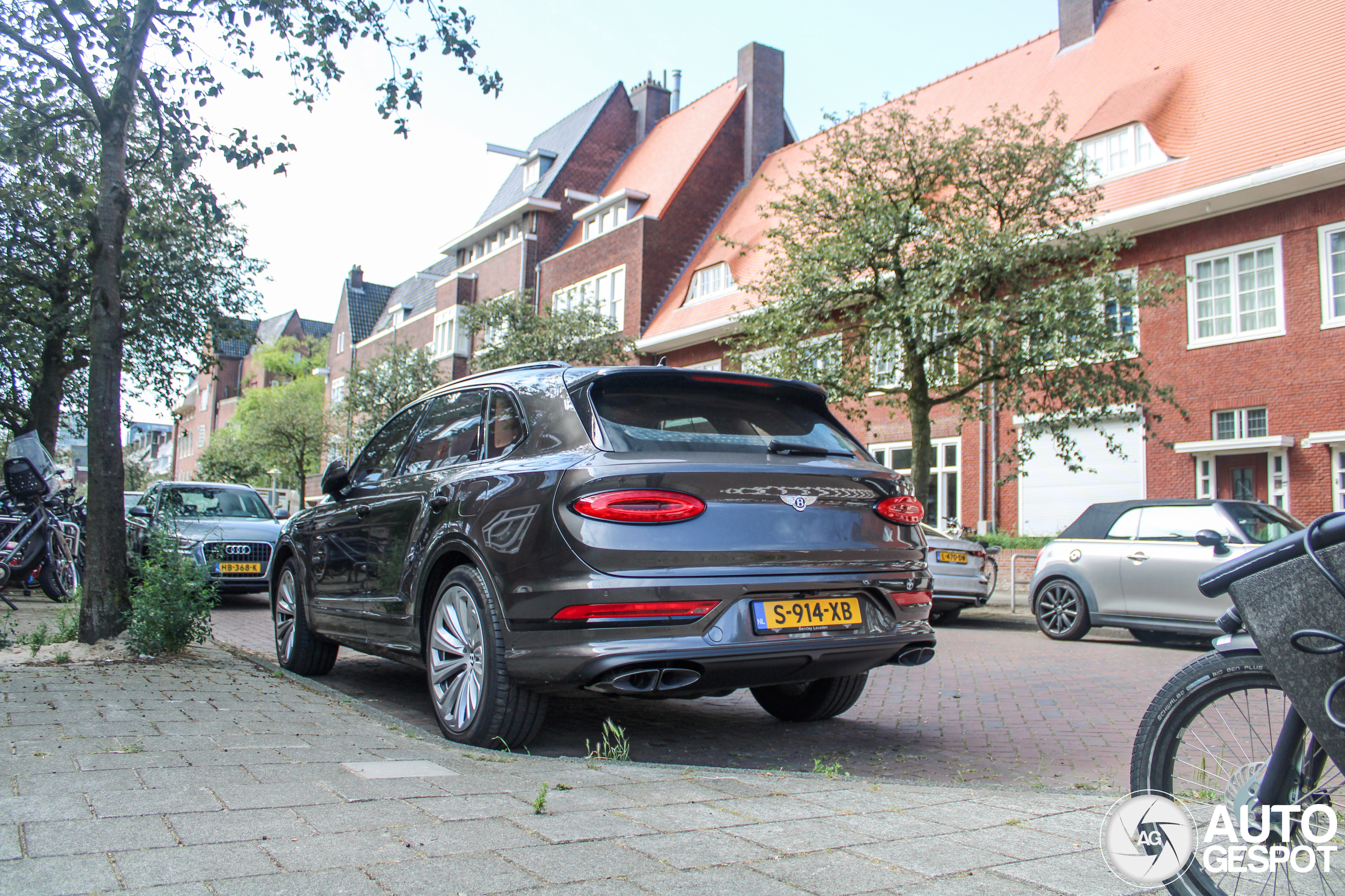 Bentley Bentayga Hybrid Azure