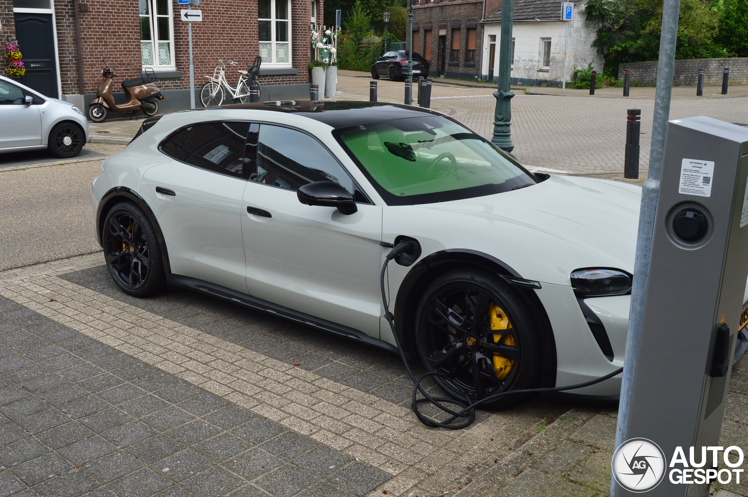 Porsche Taycan Turbo S Cross Turismo