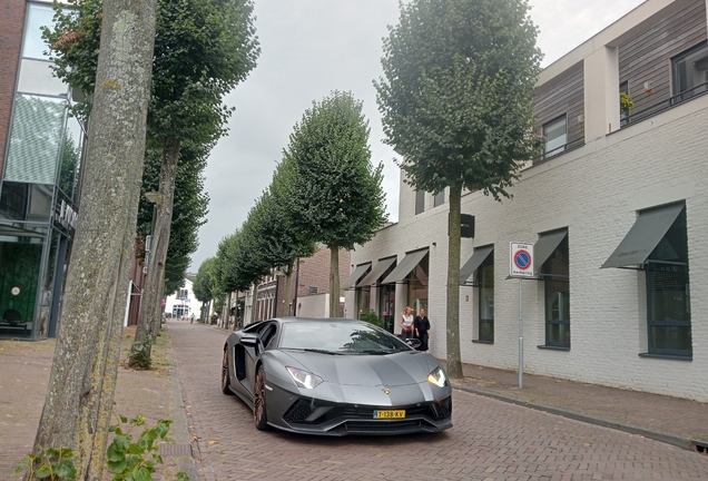 Lamborghini Aventador S LP740-4