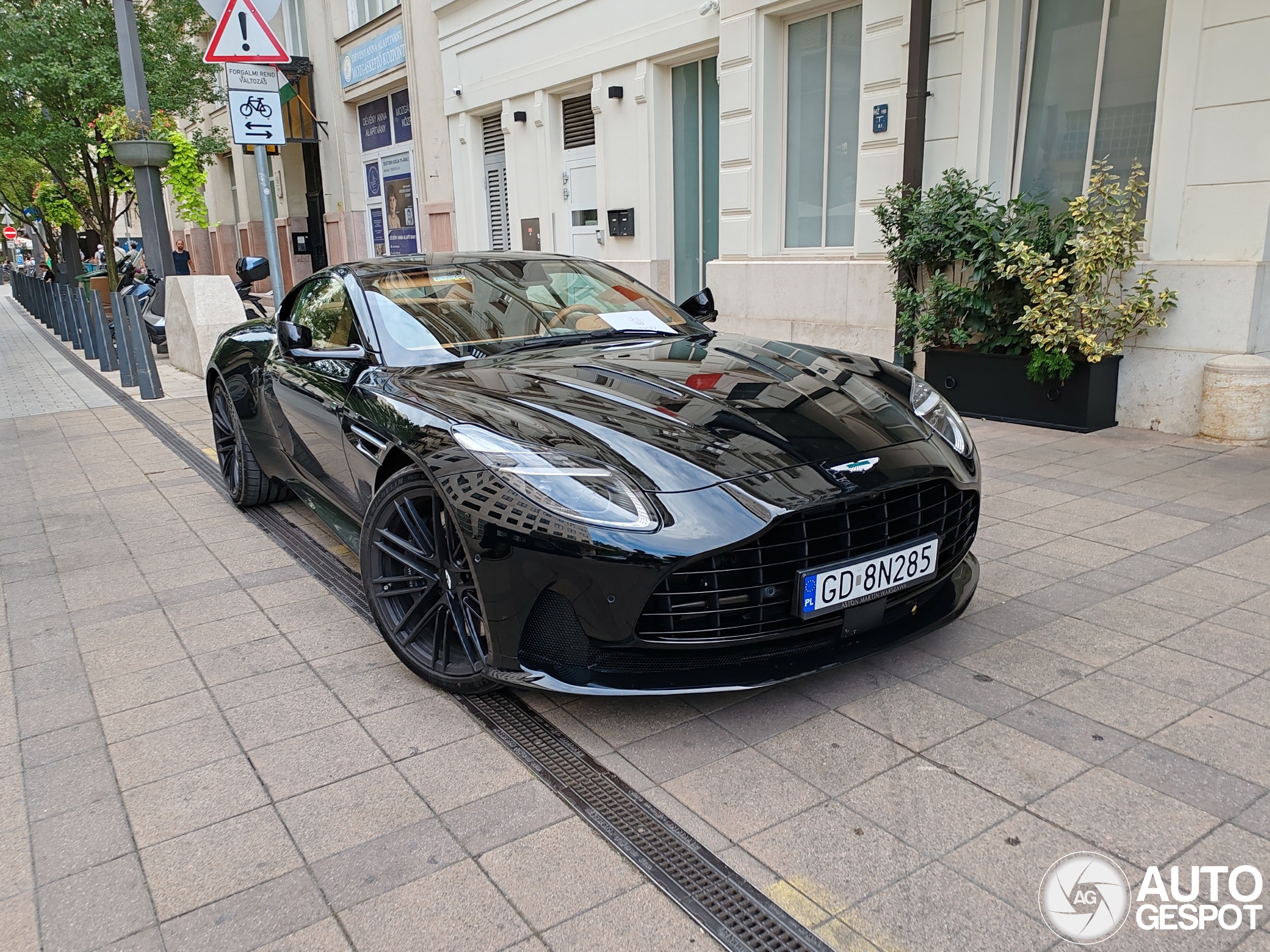 Aston Martin DB12