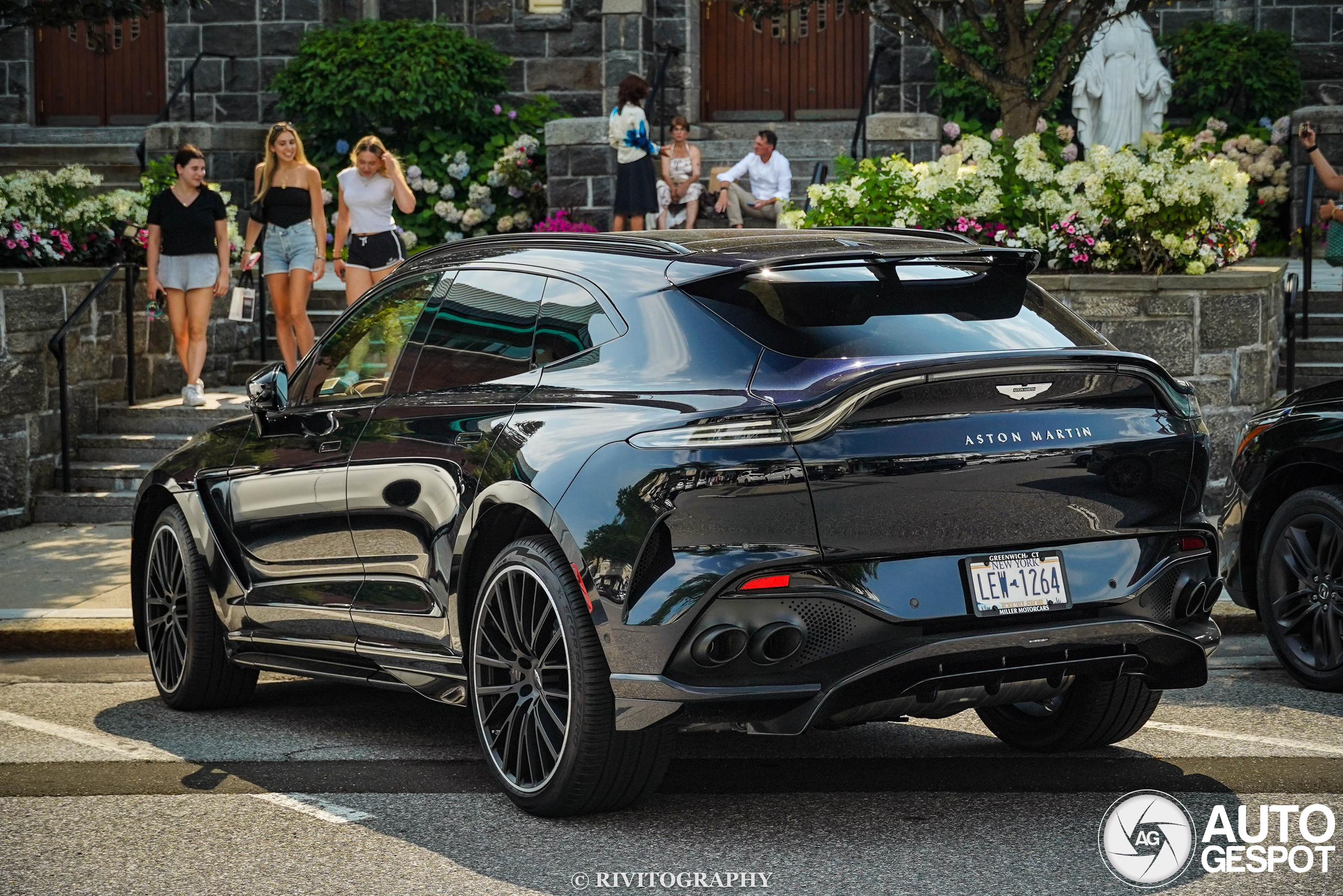 Aston Martin DBX707