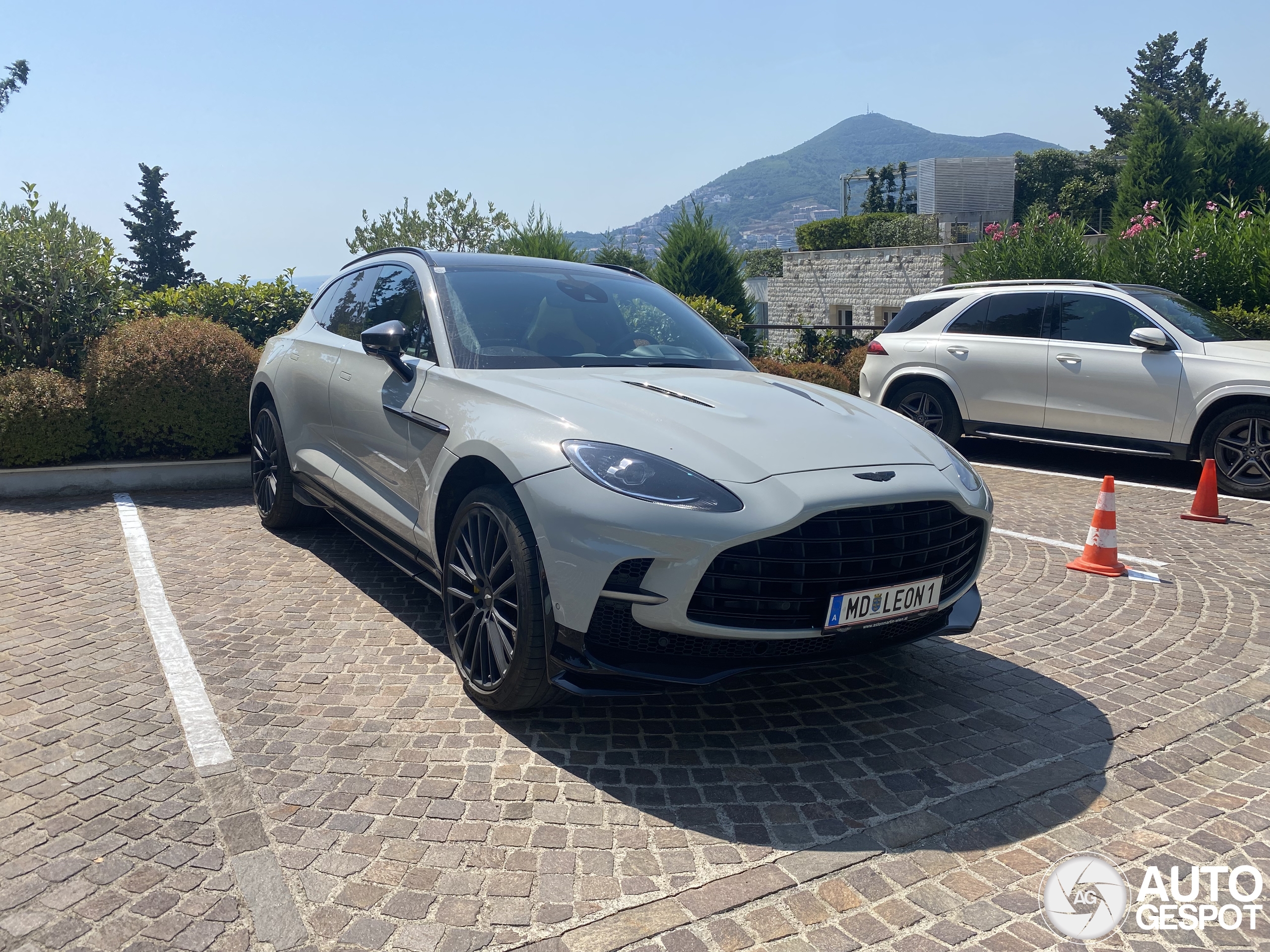 Aston Martin DBX707