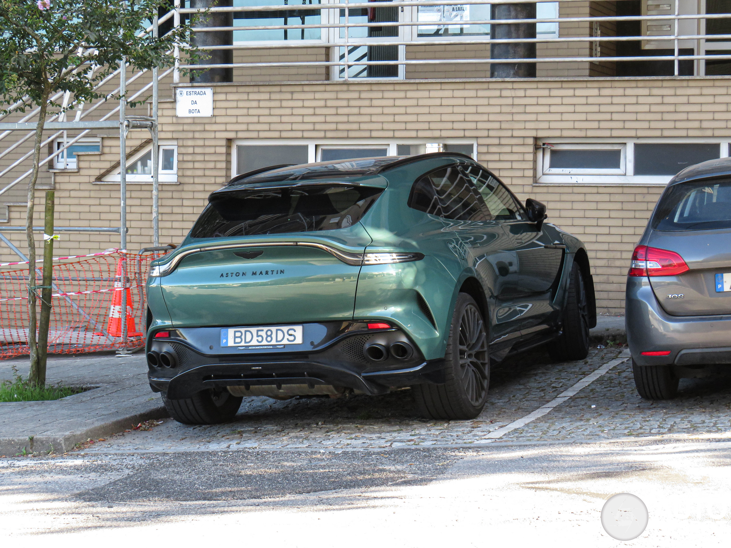 Aston Martin DBX707